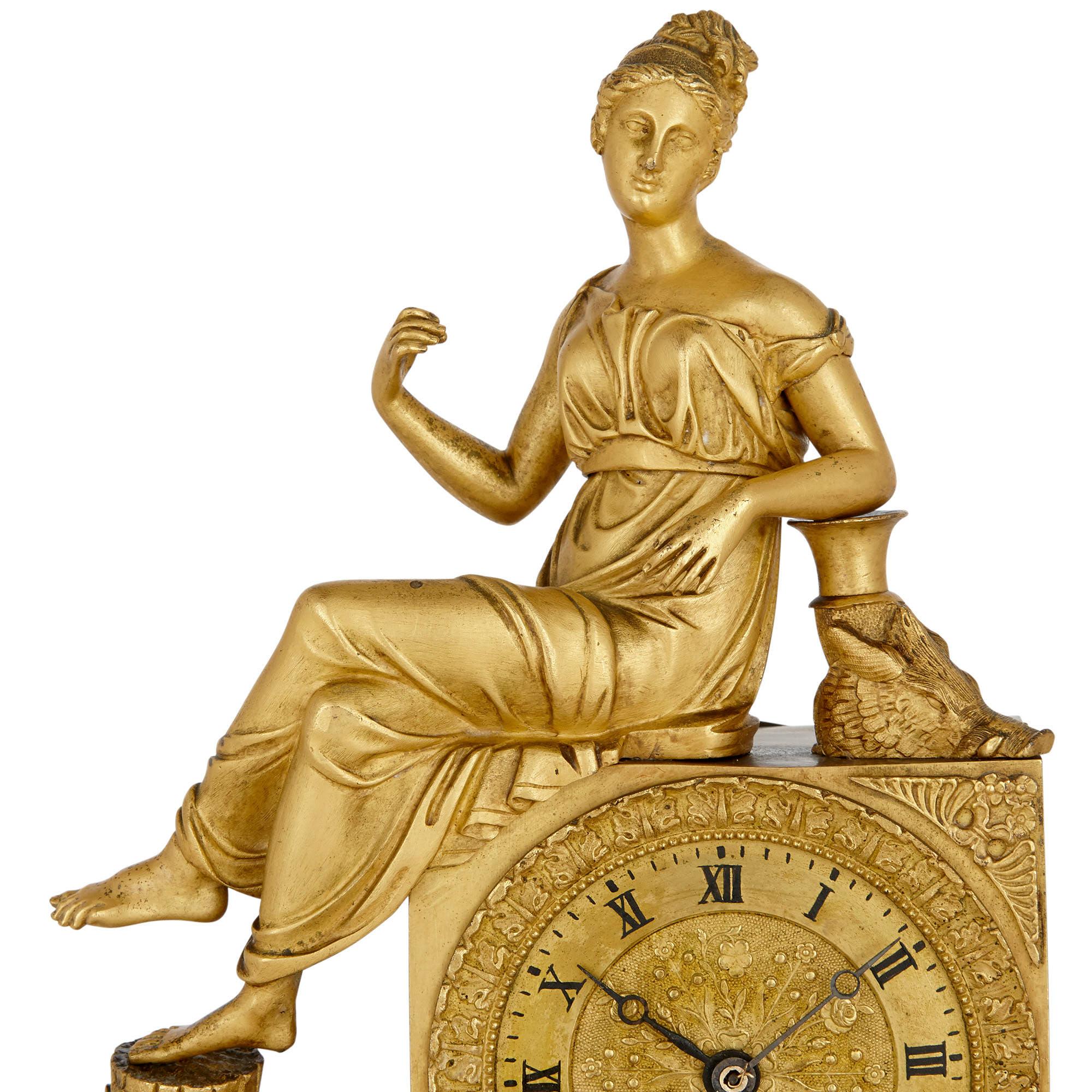 Doré Pendule Empire français en bronze doré en vente
