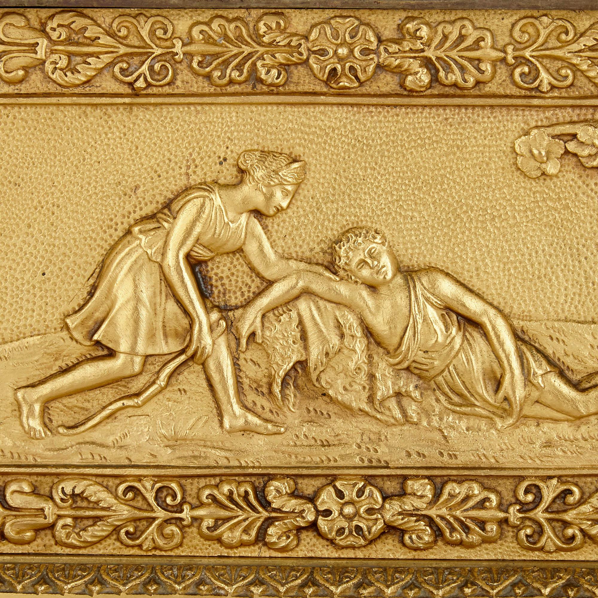 XIXe siècle Pendule Empire français en bronze doré en vente