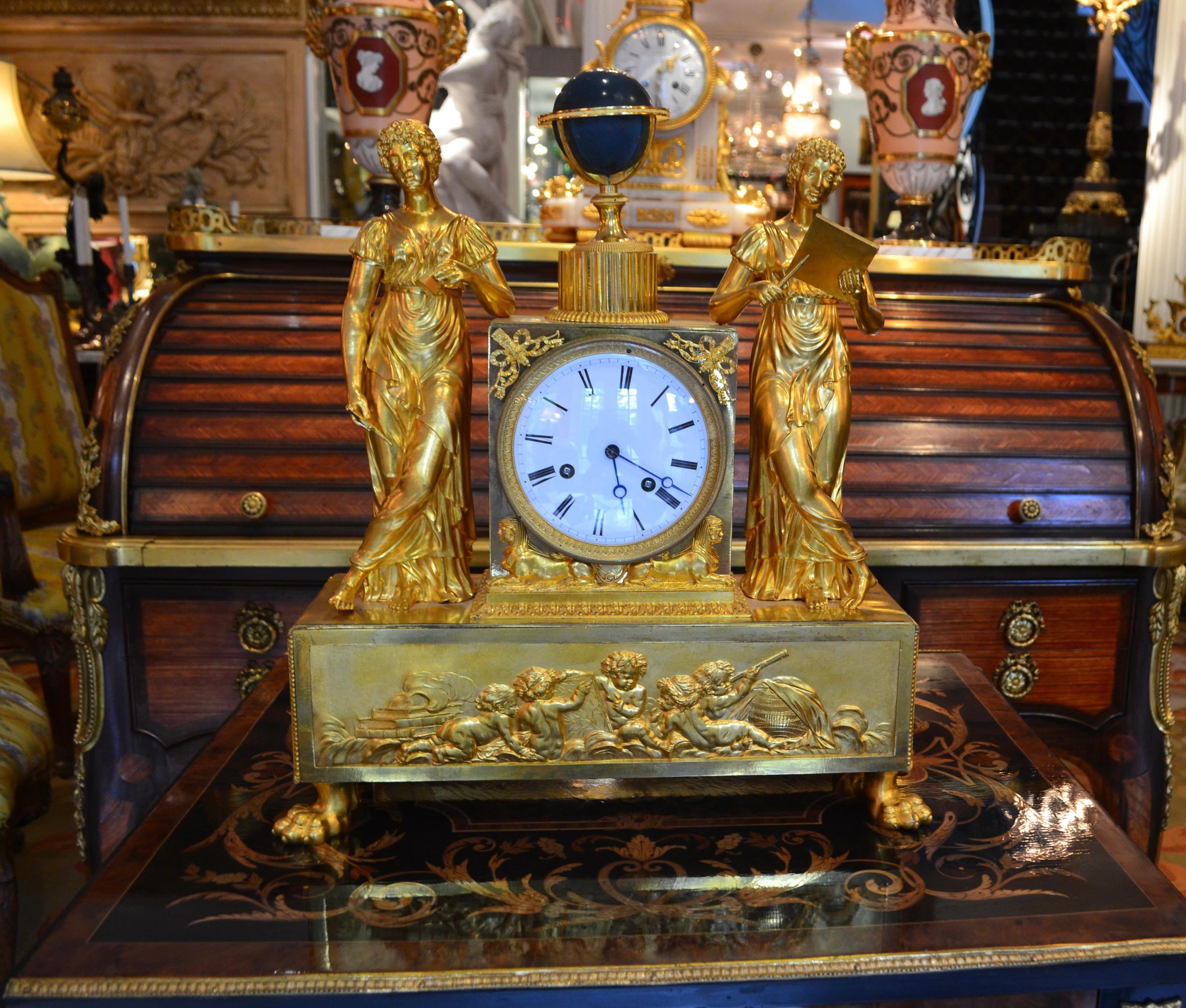  Horloge allégorique de l'Empire français en bronze doré représentant les sciences astronomiques en vente 5