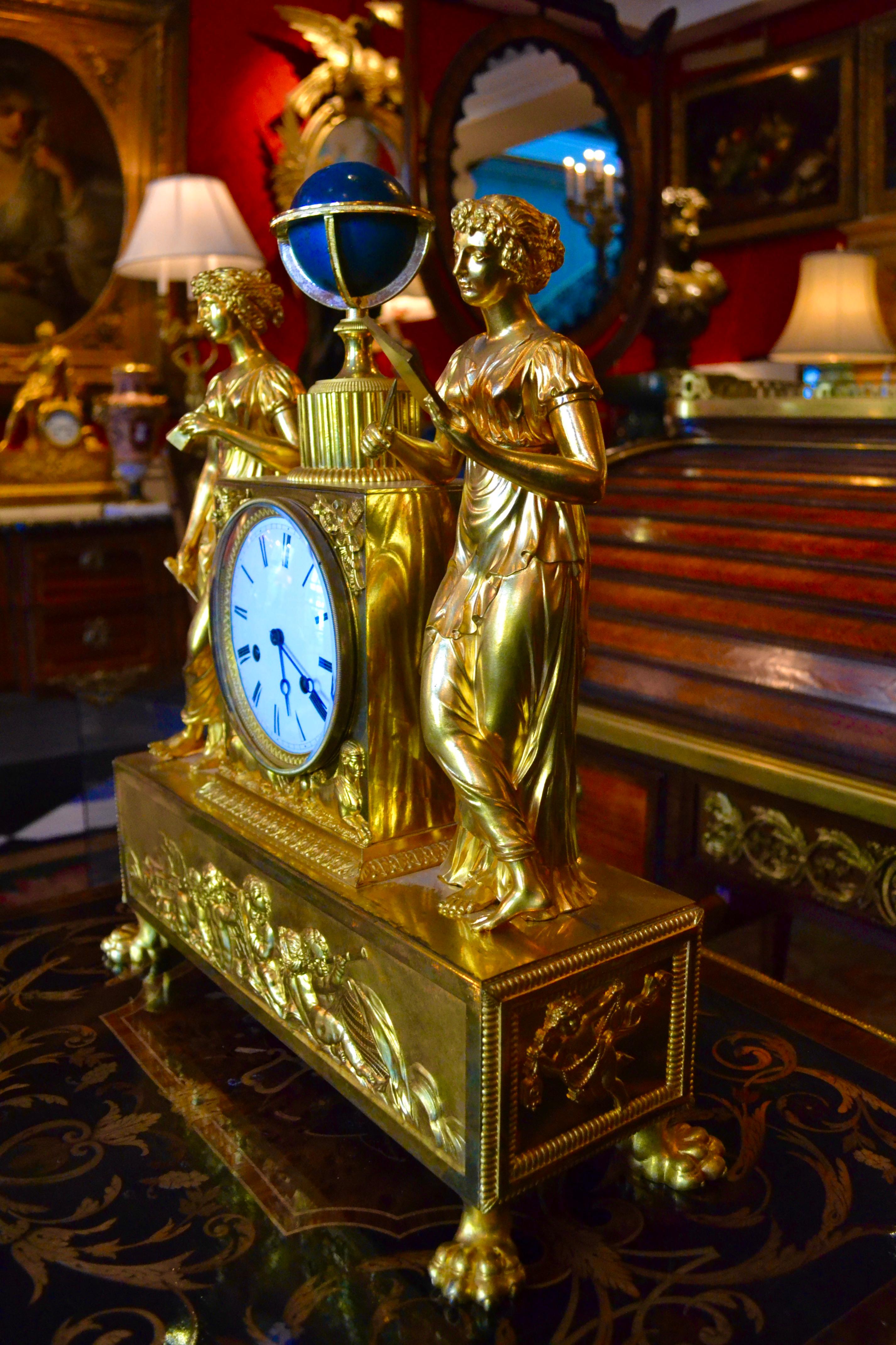  Allegorische Uhr aus vergoldeter Bronze des französischen Kaiserreichs, die die astronomischen Wissenschaften darstellt im Angebot 7