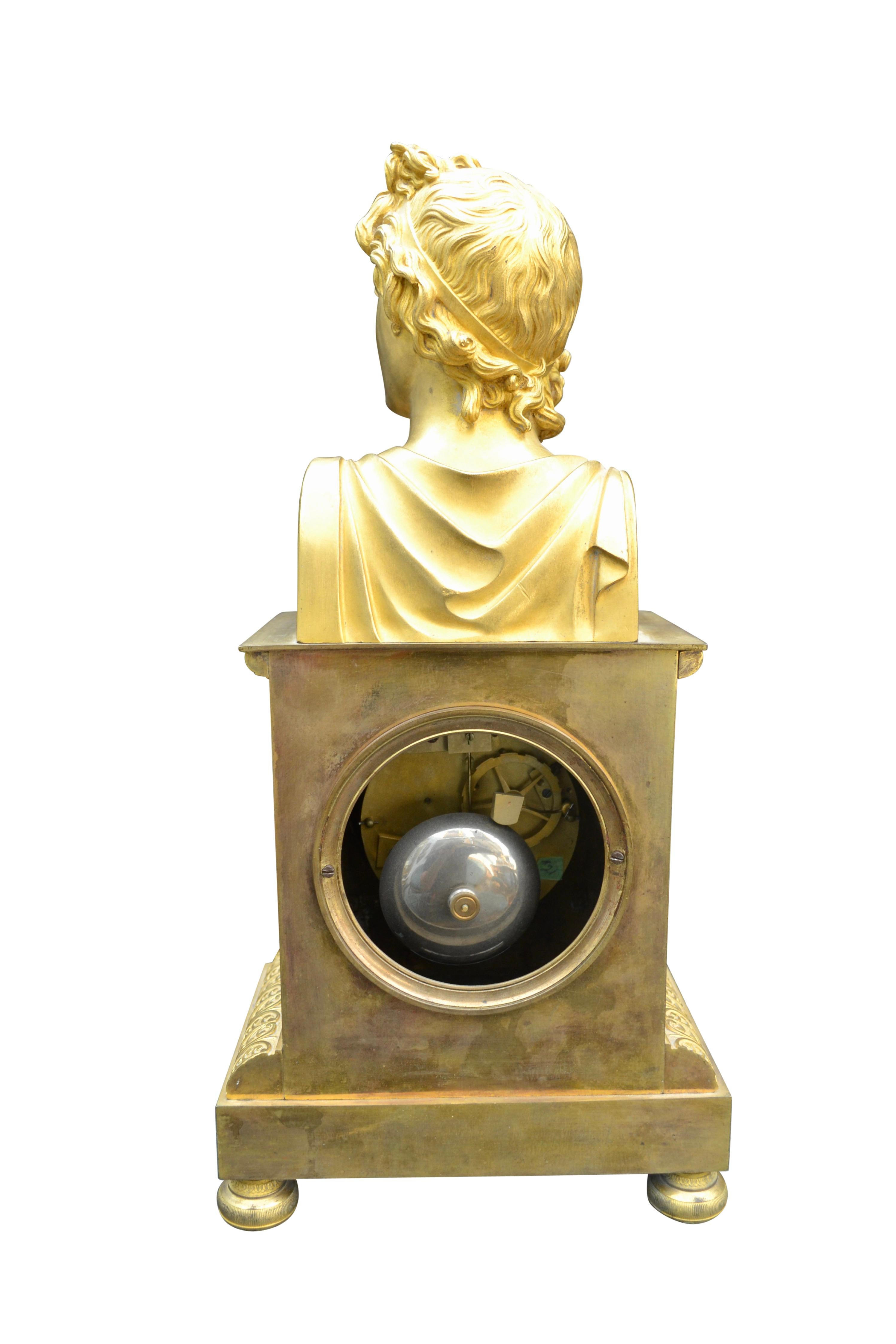 Français Horloge Empire française en bronze doré avec buste d'Apollon Belvédère