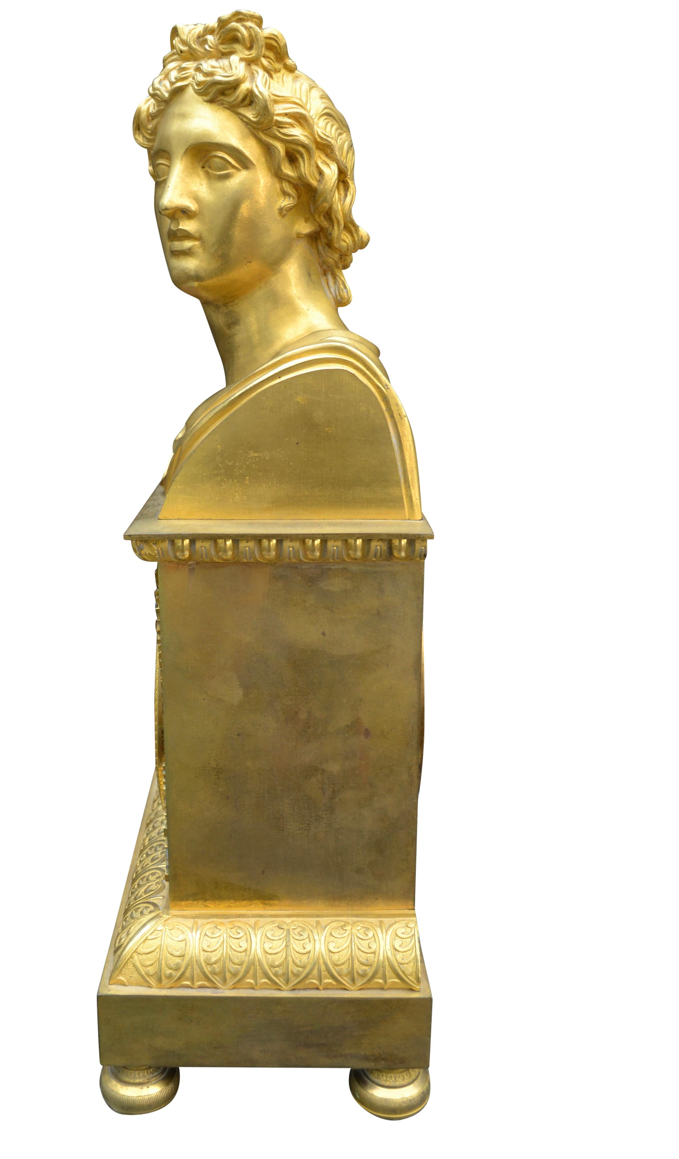 Doré Horloge Empire française en bronze doré avec buste d'Apollon Belvédère