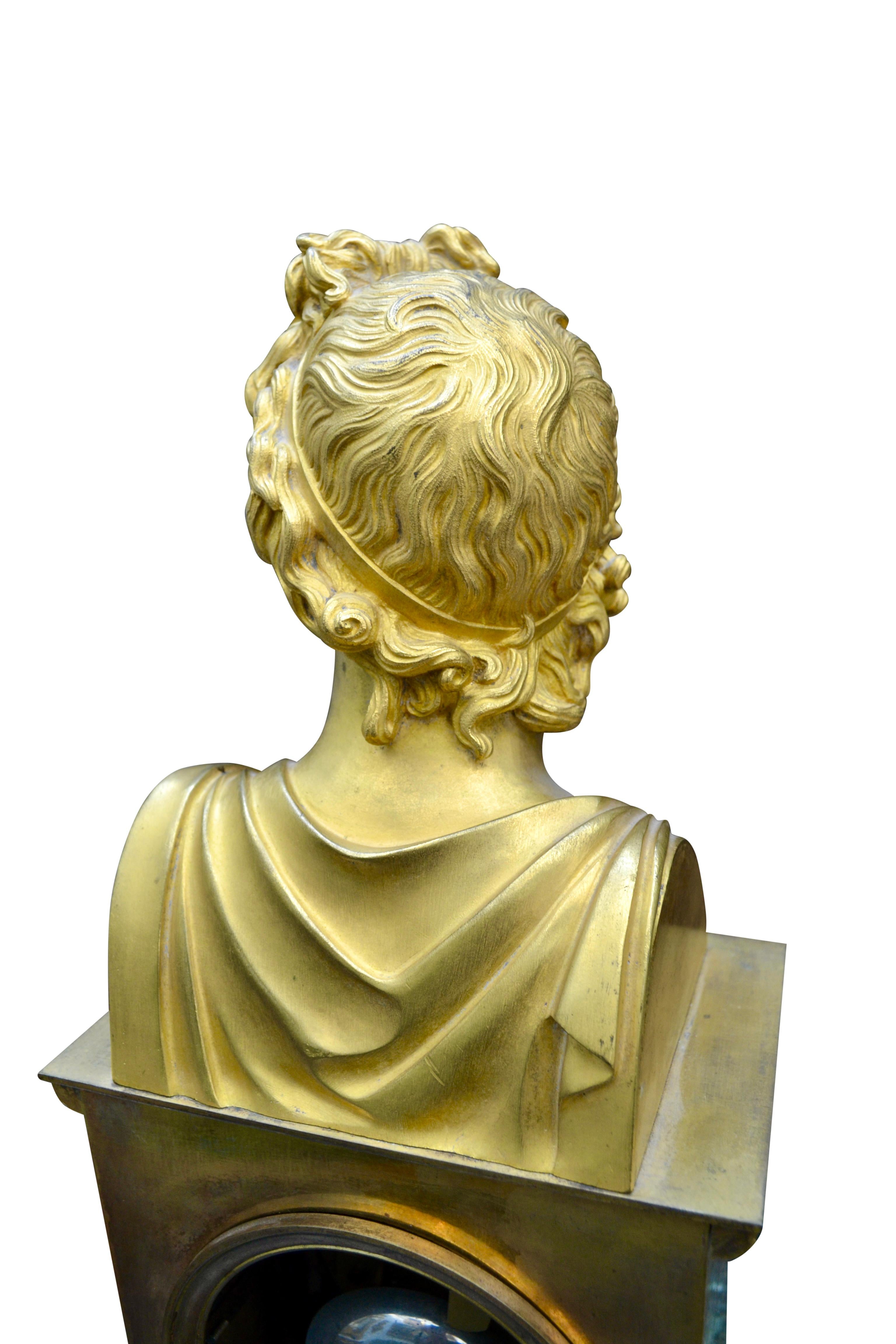 Bronze Horloge Empire française en bronze doré avec buste d'Apollon Belvédère