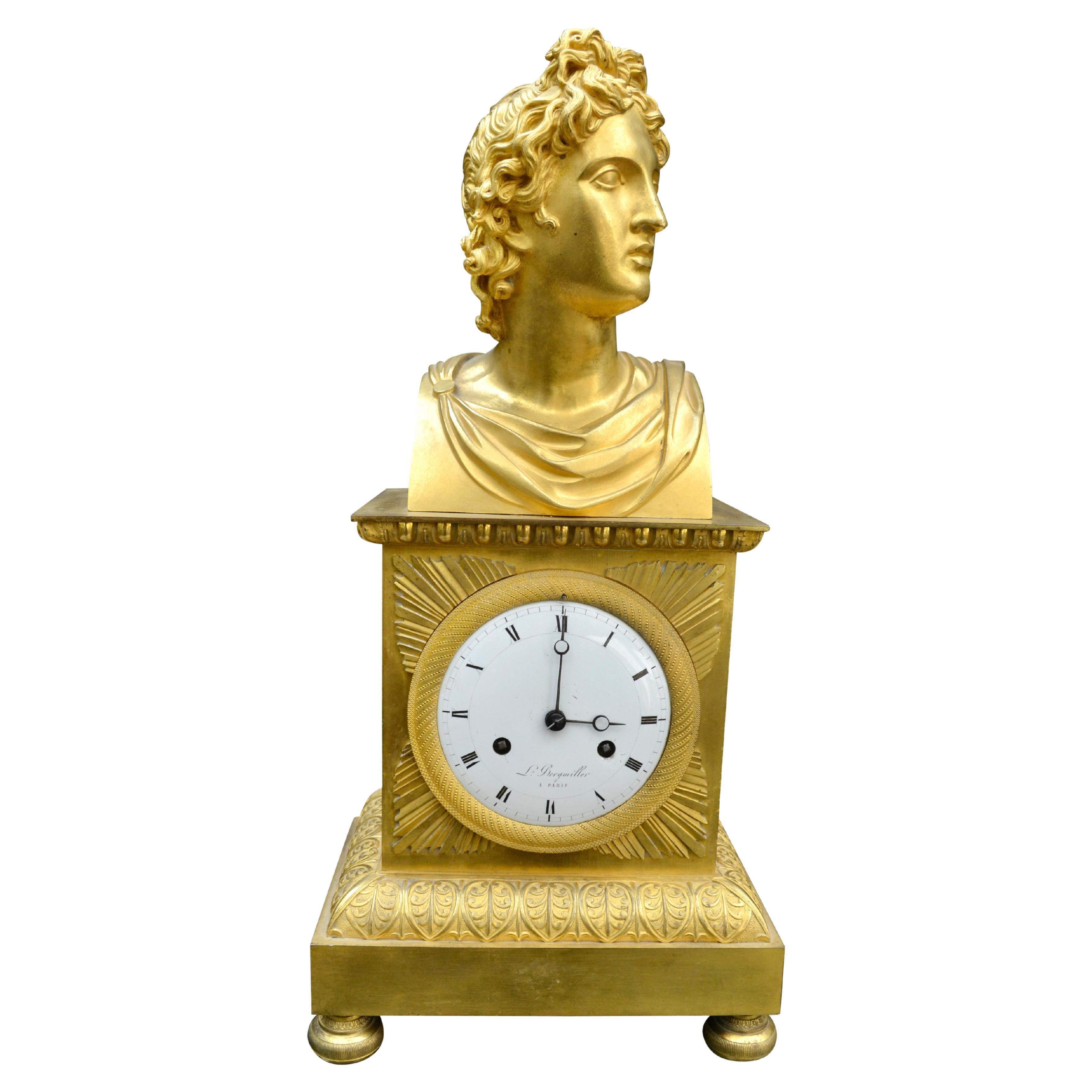 Horloge Empire française en bronze doré avec buste d'Apollon Belvédère