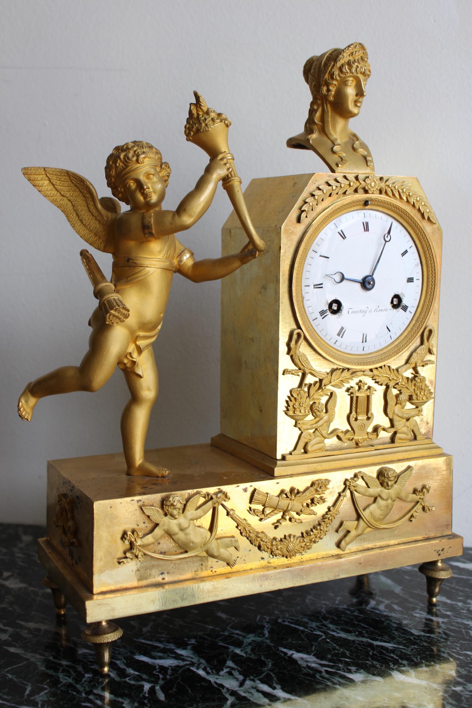 French Empire clock in gilded bronze, representing a cherub holding a cornucopia. In working order.
Dimensions: Width 22.5cm, height 31.5cm, depth 9.5cm.