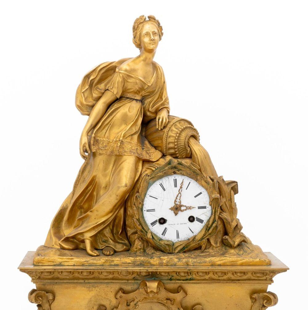 Stile impero Orologio Figurale Francese Impero in Bronzo Dorato in vendita