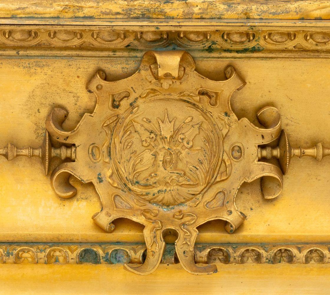 Orologio Figurale Francese Impero in Bronzo Dorato in vendita 3