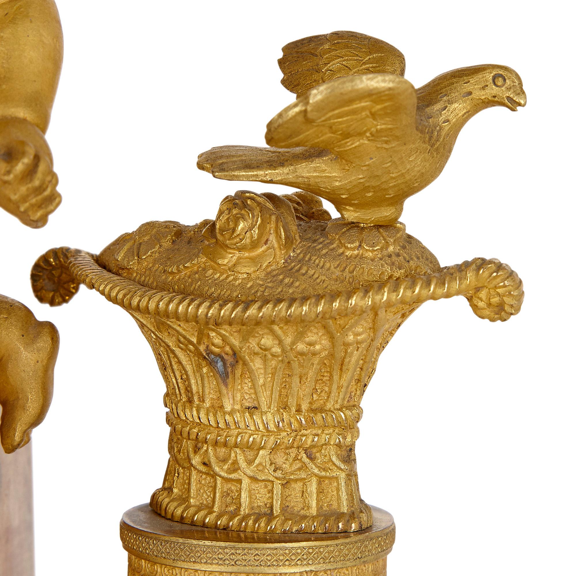 Vergoldete Bronze-Kaminuhr aus dem französischen Empire mit Venus und Amor (Französisch) im Angebot
