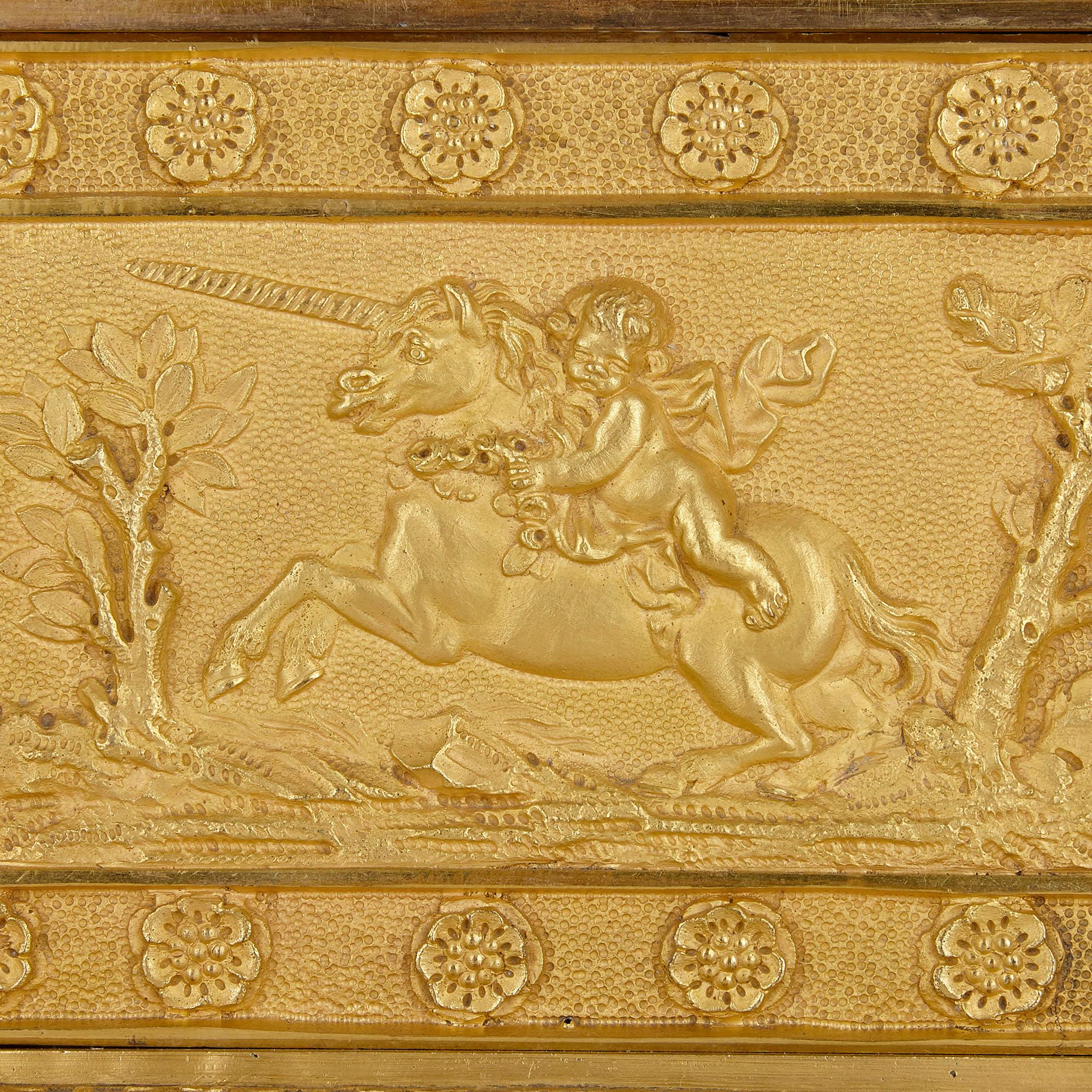 Vergoldete Bronze-Kaminuhr aus dem französischen Empire mit Venus und Amor (19. Jahrhundert) im Angebot