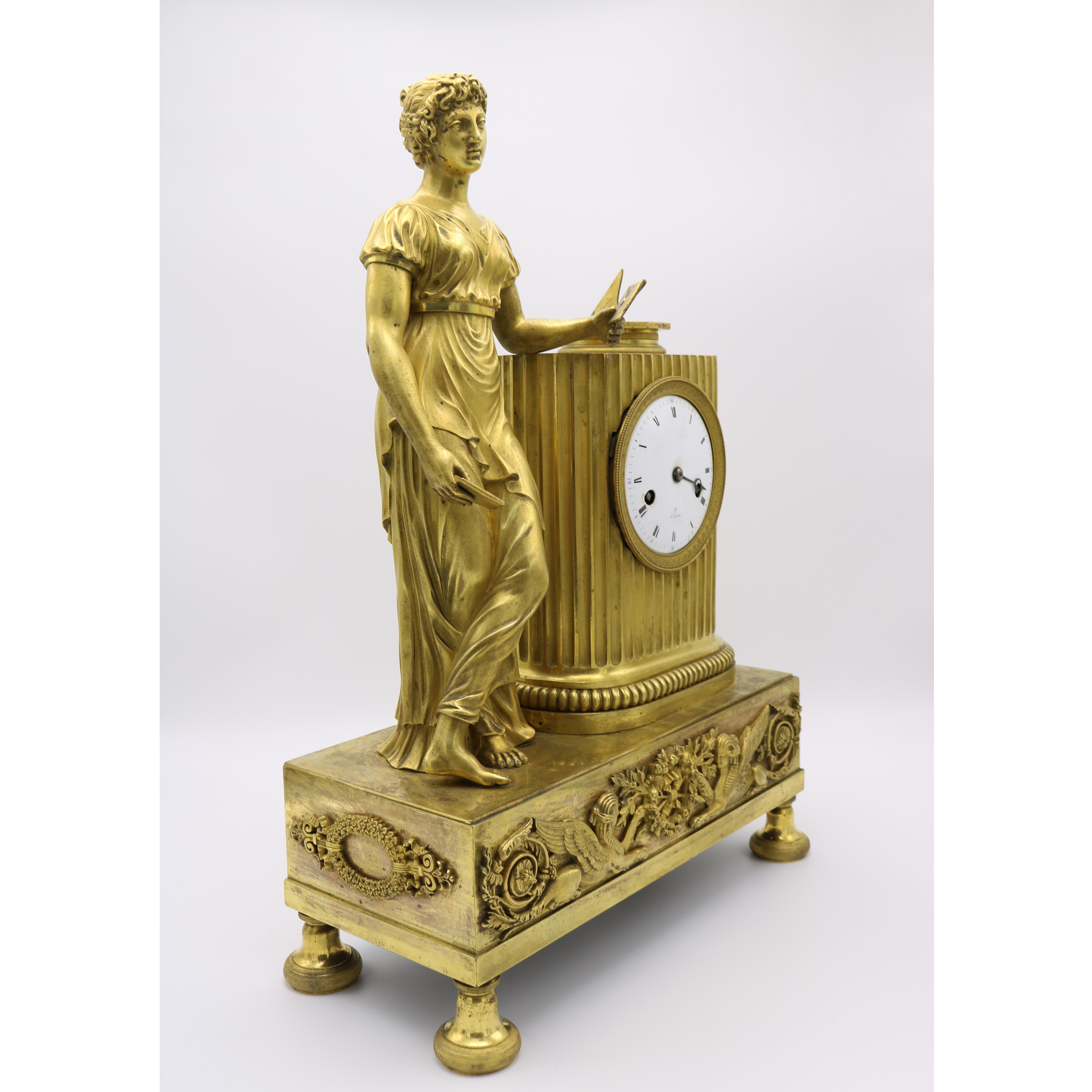 Orologio da camino francese in bronzo dorato Impero , Francia 1810 in vendita 2