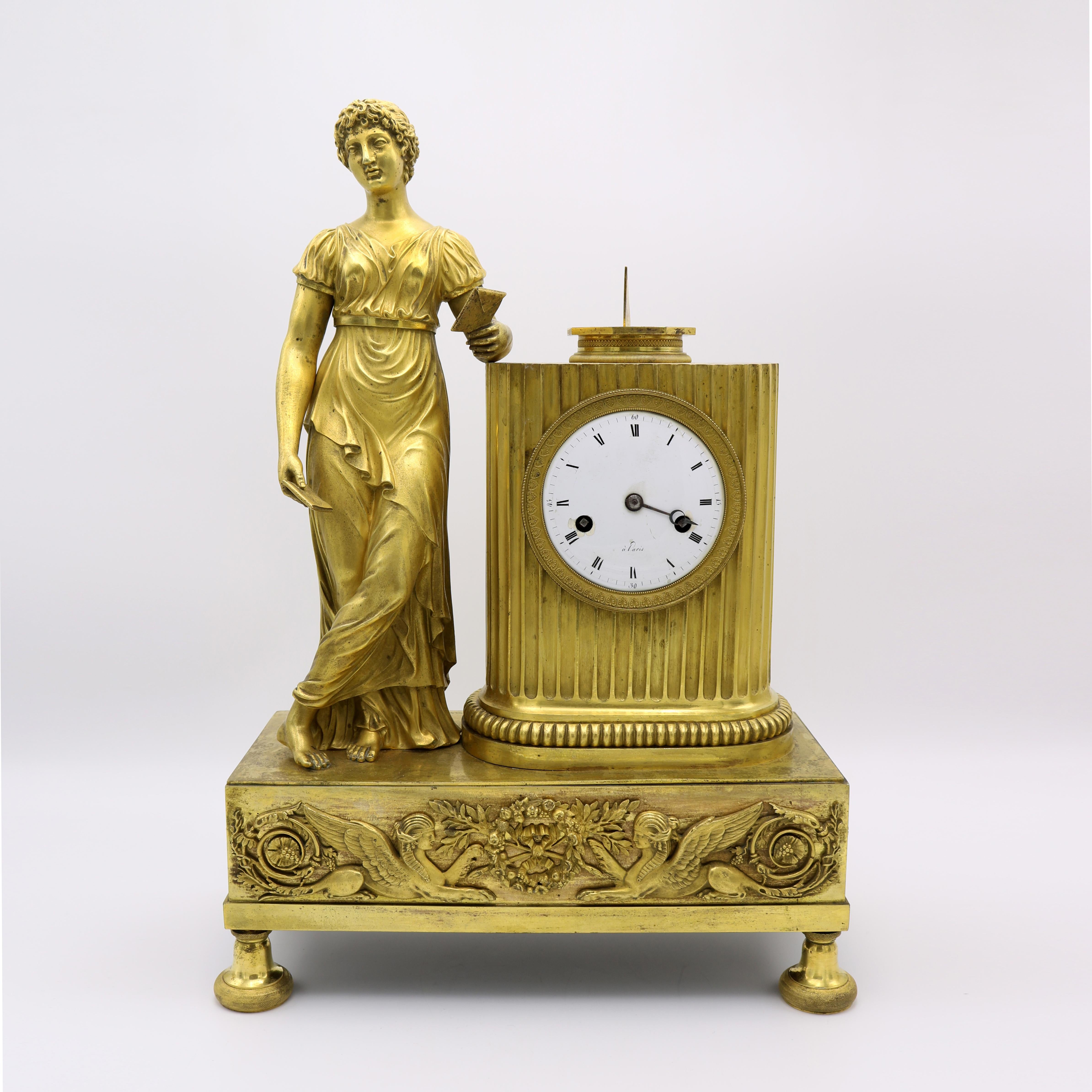 Poggiato su quattro piedi molto eleganti, l'orologio presenta una base rettangolare decorata su tre lati con motivi classici.  Il volto presenta una coppia di Sfingi che affiancano una corona di alloro e nastri.

Il quadrante dell'orologio in