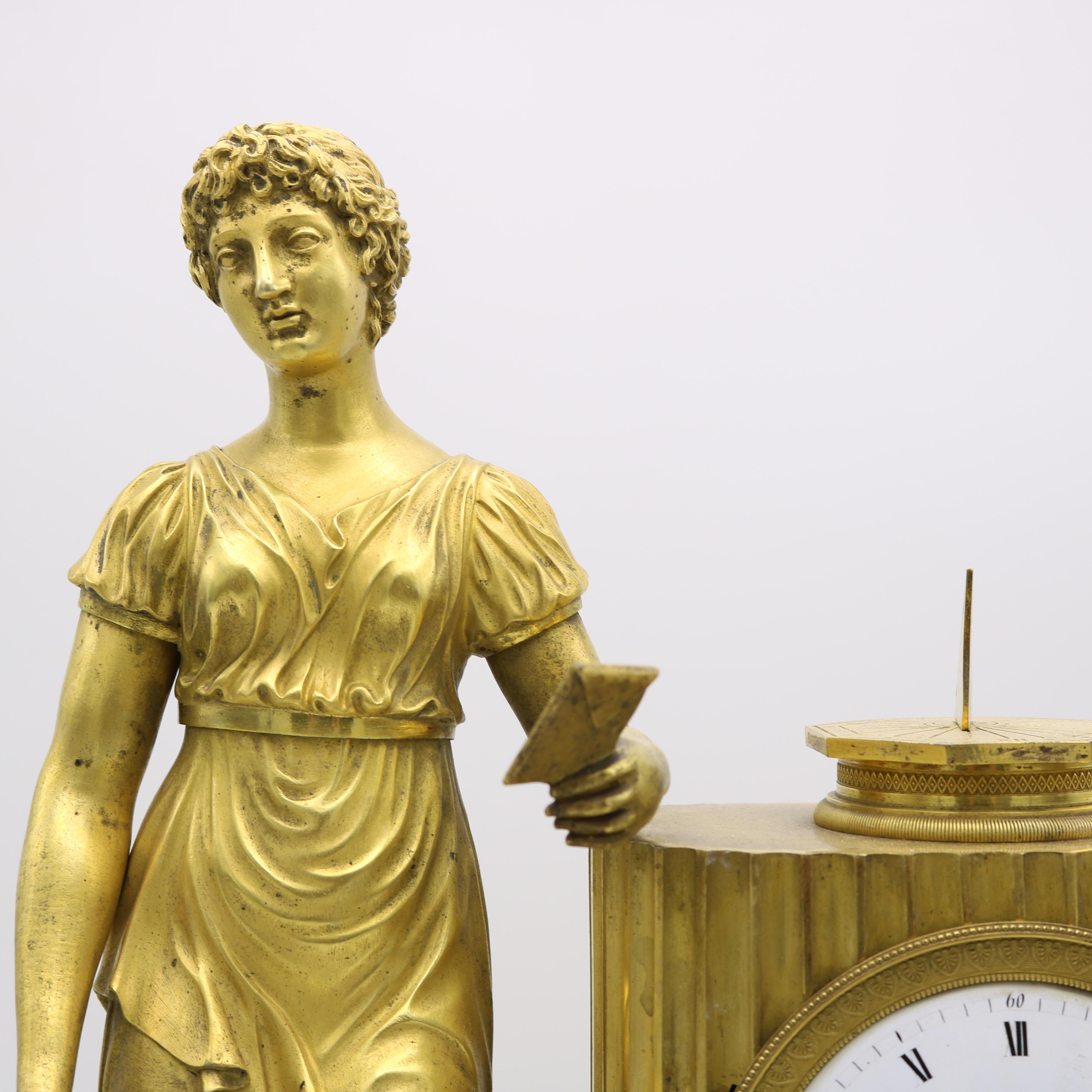 Stile impero Orologio da camino francese in bronzo dorato Impero , Francia 1810 in vendita