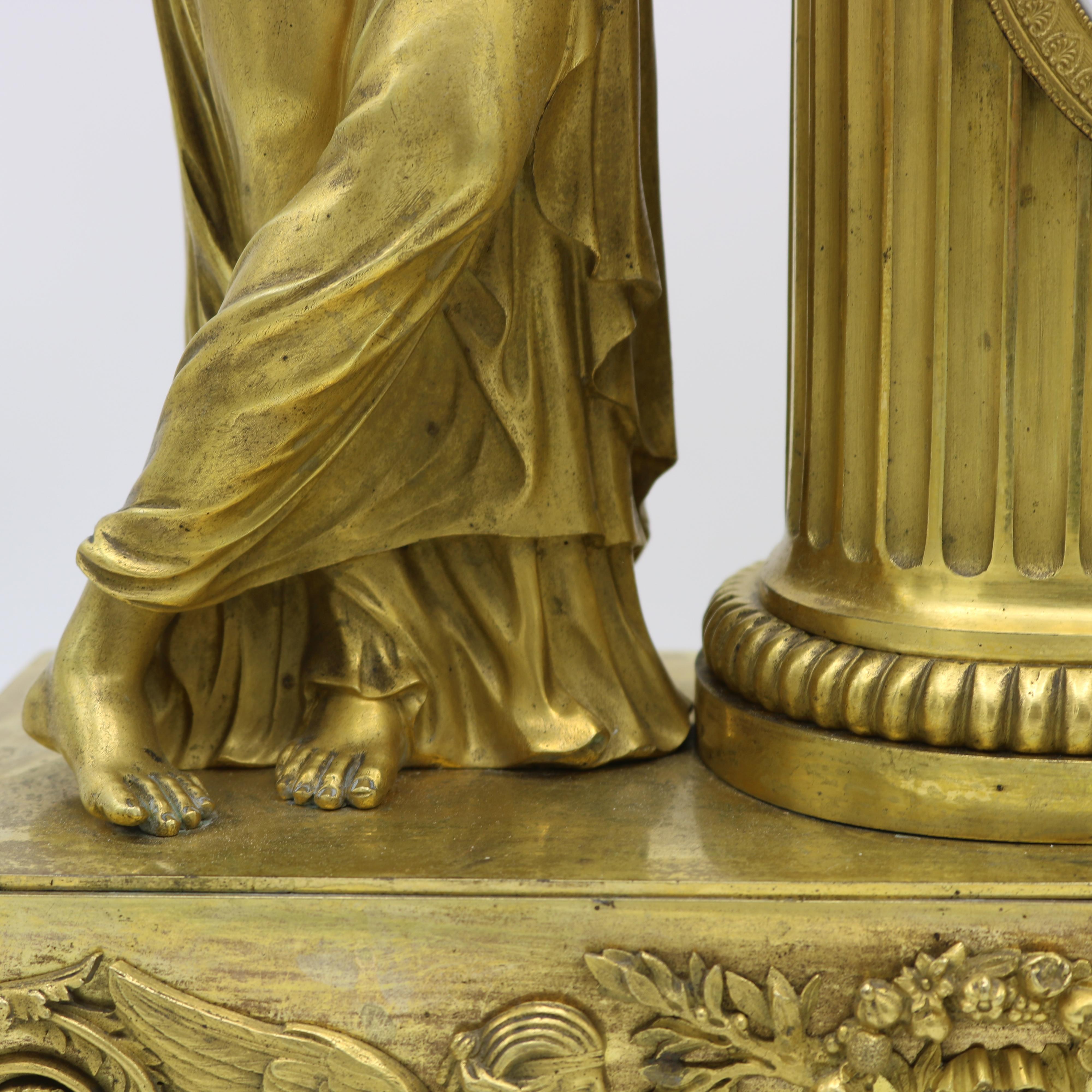 Orologio da camino francese in bronzo dorato Impero , Francia 1810 In condizioni buone in vendita a New York, NY