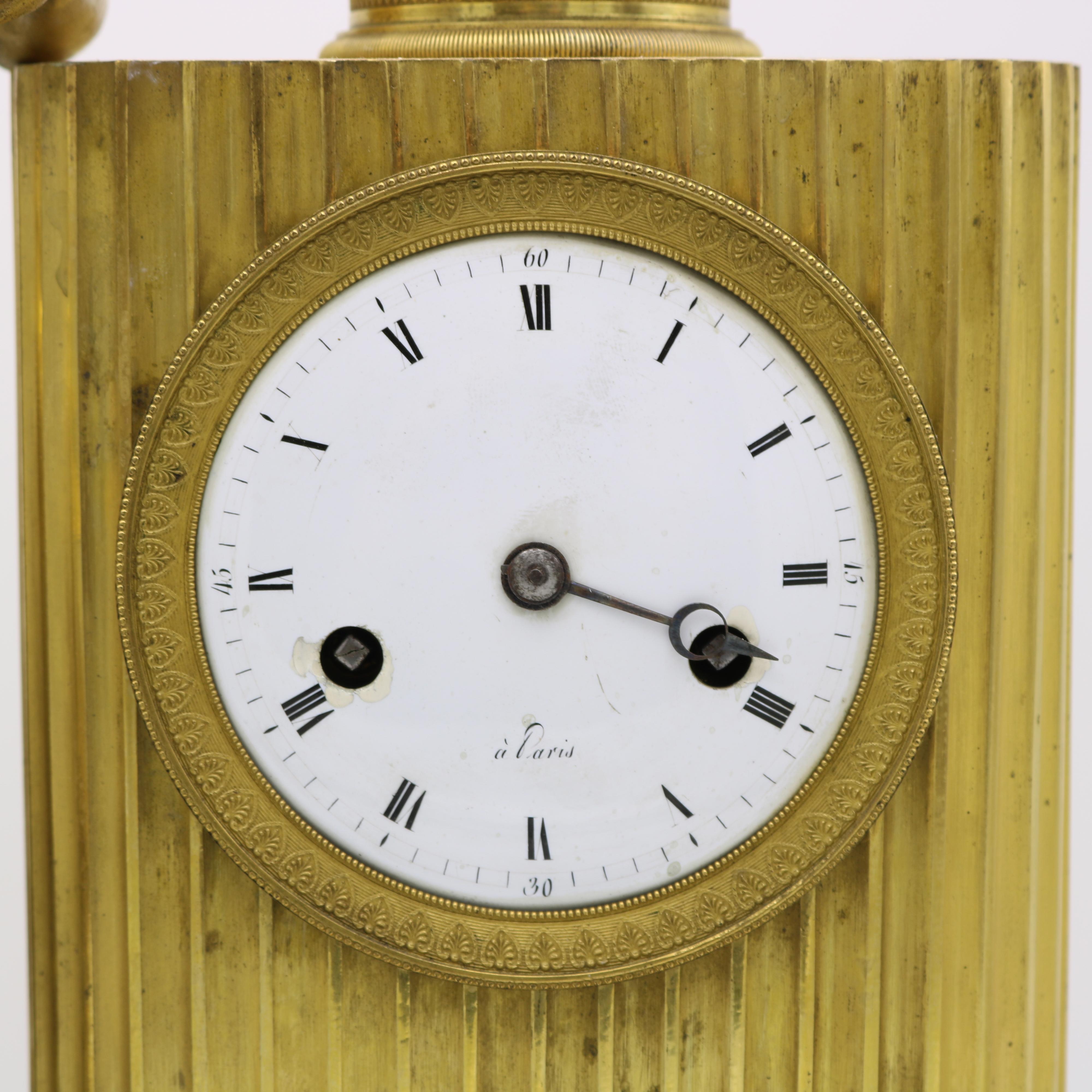 Inizio XIX secolo Orologio da camino francese in bronzo dorato Impero , Francia 1810 in vendita