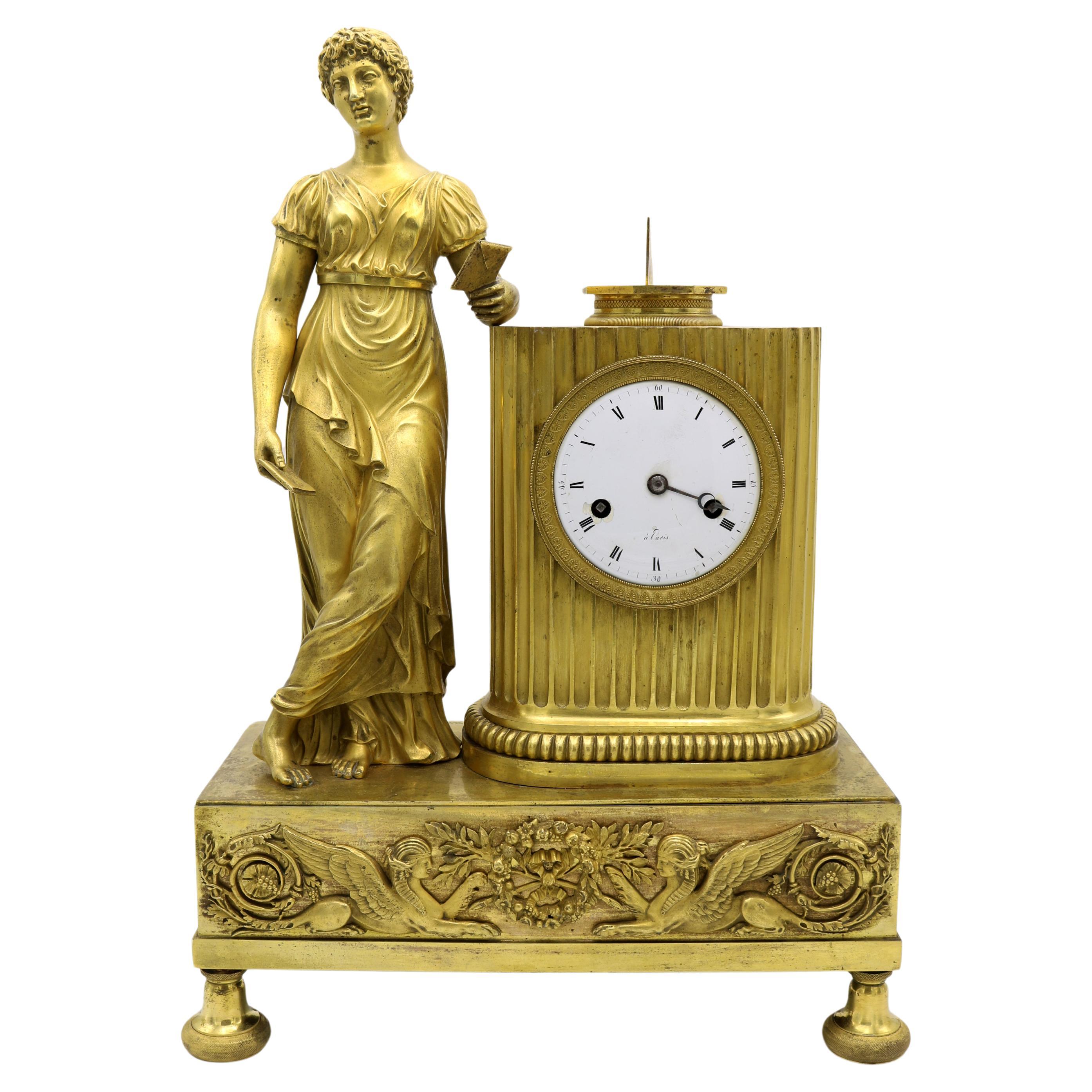 Pendule de cheminée Empire français en bronze doré, France 1810