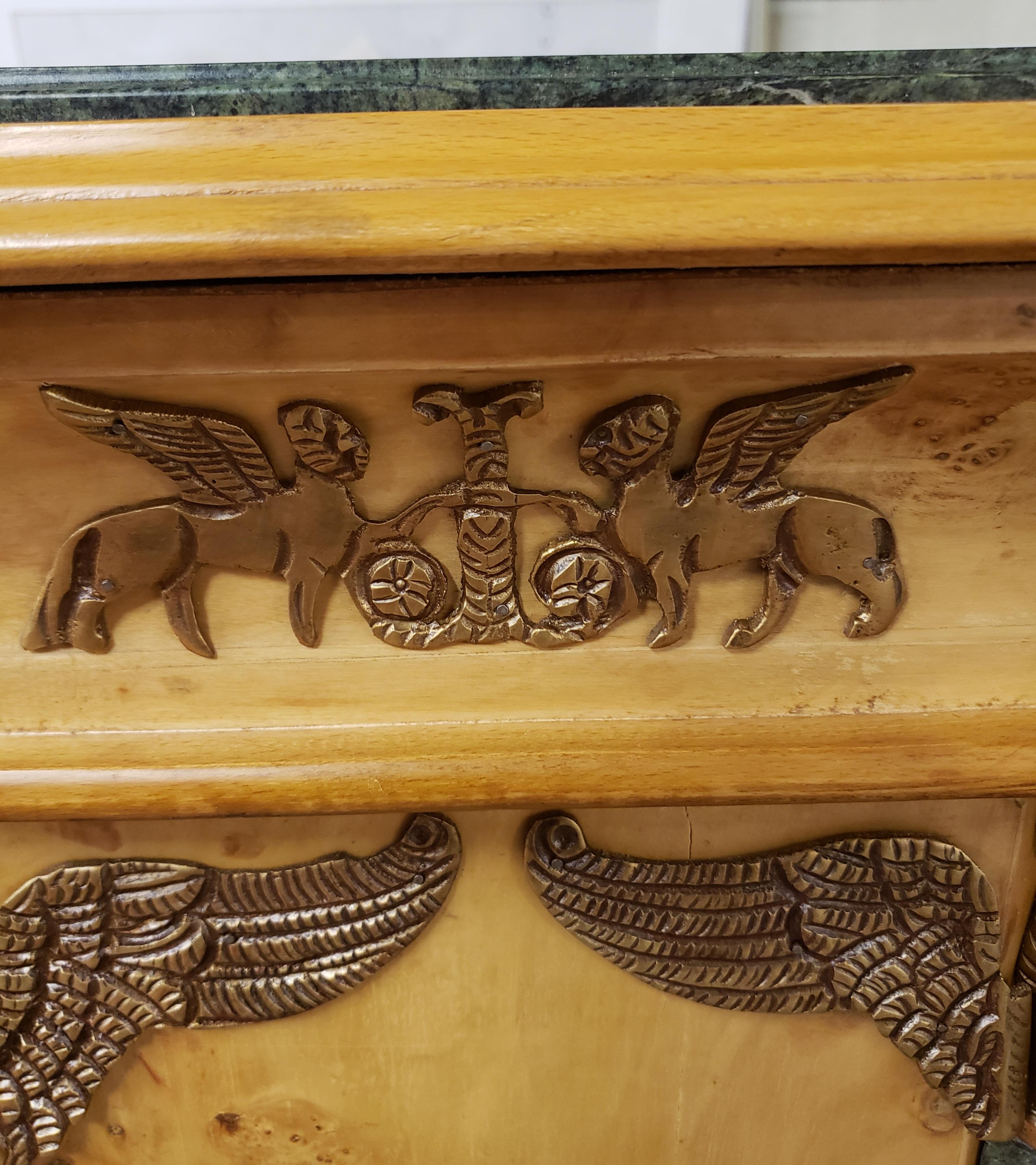 Bronze Paire de piédestaux Empire français en bronze doré, bronze doré, marbre moucheté et bois de citronnier, une paire en vente