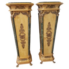 Pedestales Imperio Francés de Bronce Dorado Ormolu Moteado de Mármol y Madera Satinada, un Par
