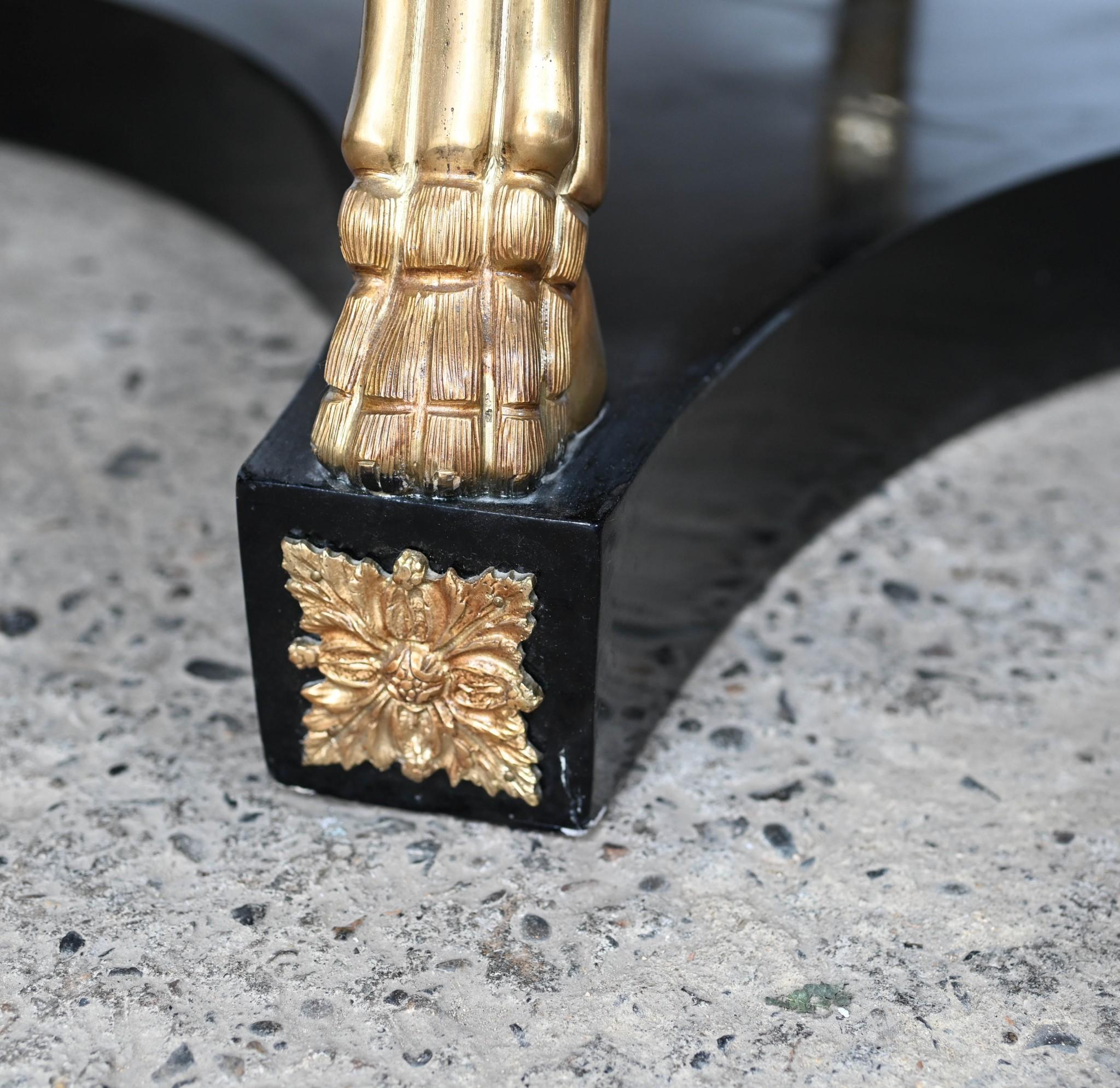 Vous voyez ici une superbe table centrale laquée de style Empire français.
Grand plateau en marbre lisse et sans éclats.
Elles sont à leur tour soutenues par les vierges ailées en bronze doré, qui sont au nombre de trois.
Les montures en bronze doré