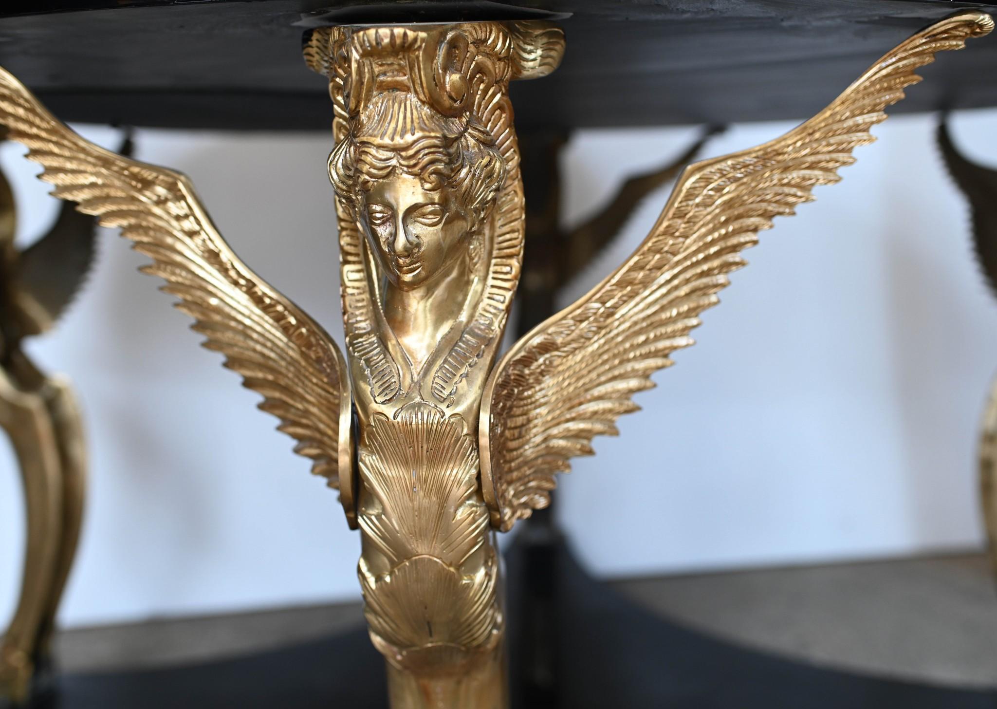 Table centrale dorée de style Empire français, pieds jeunes filles ailées Bon état - En vente à Potters Bar, GB