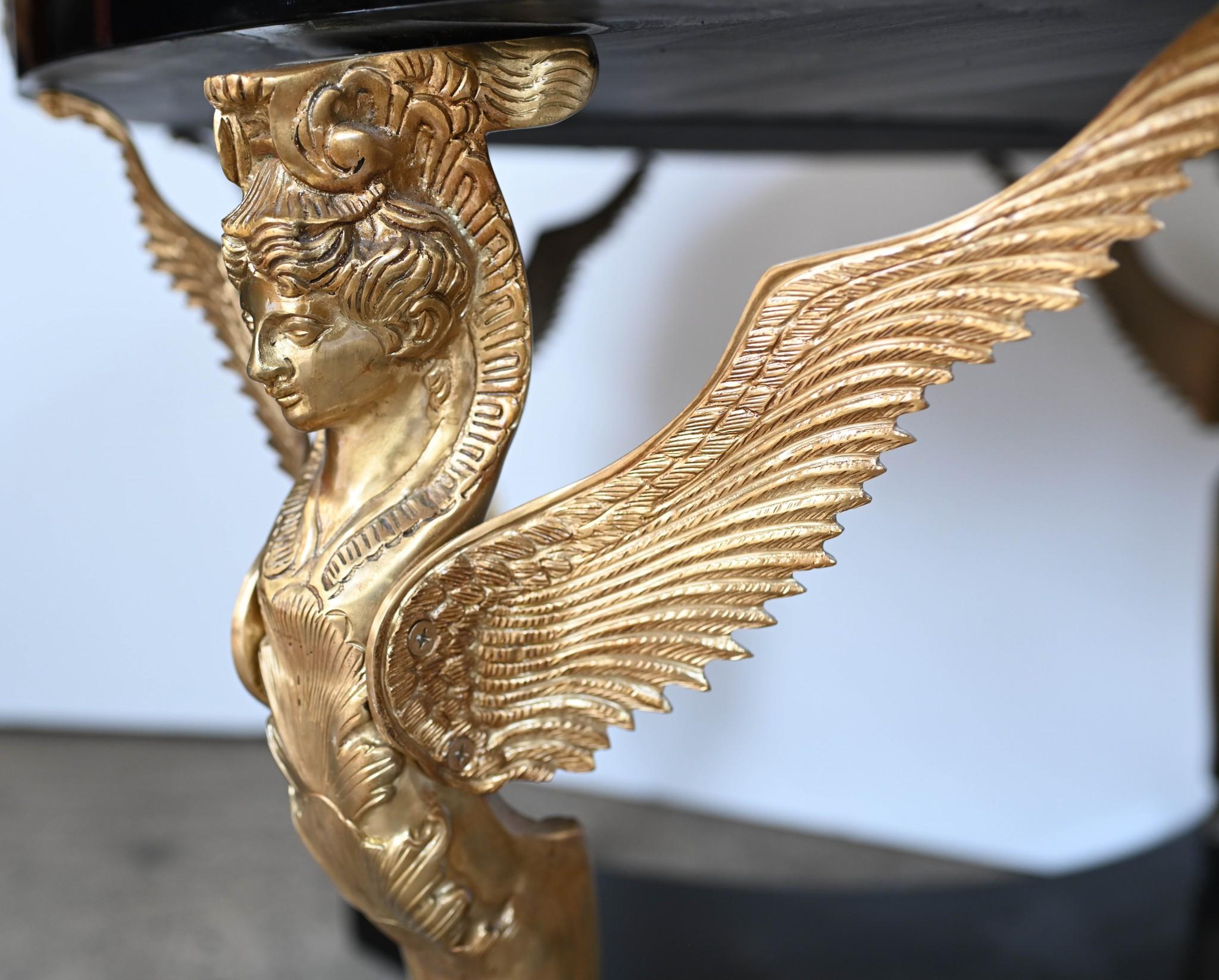 Fin du 20e siècle Table centrale dorée de style Empire français, pieds jeunes filles ailées en vente