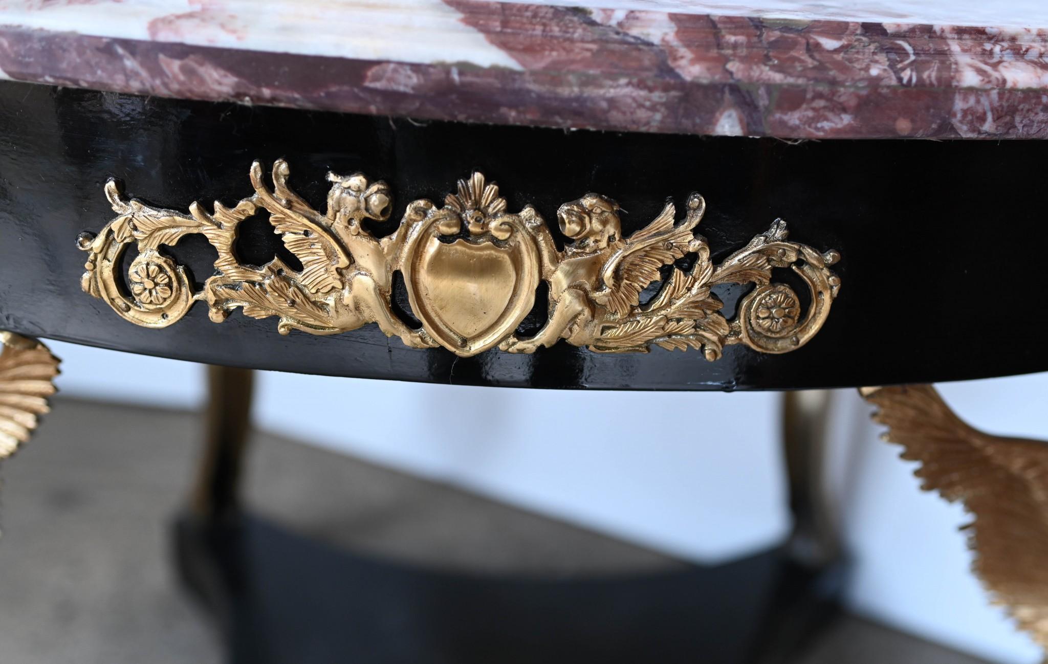 Marbre Table centrale dorée de style Empire français, pieds jeunes filles ailées en vente