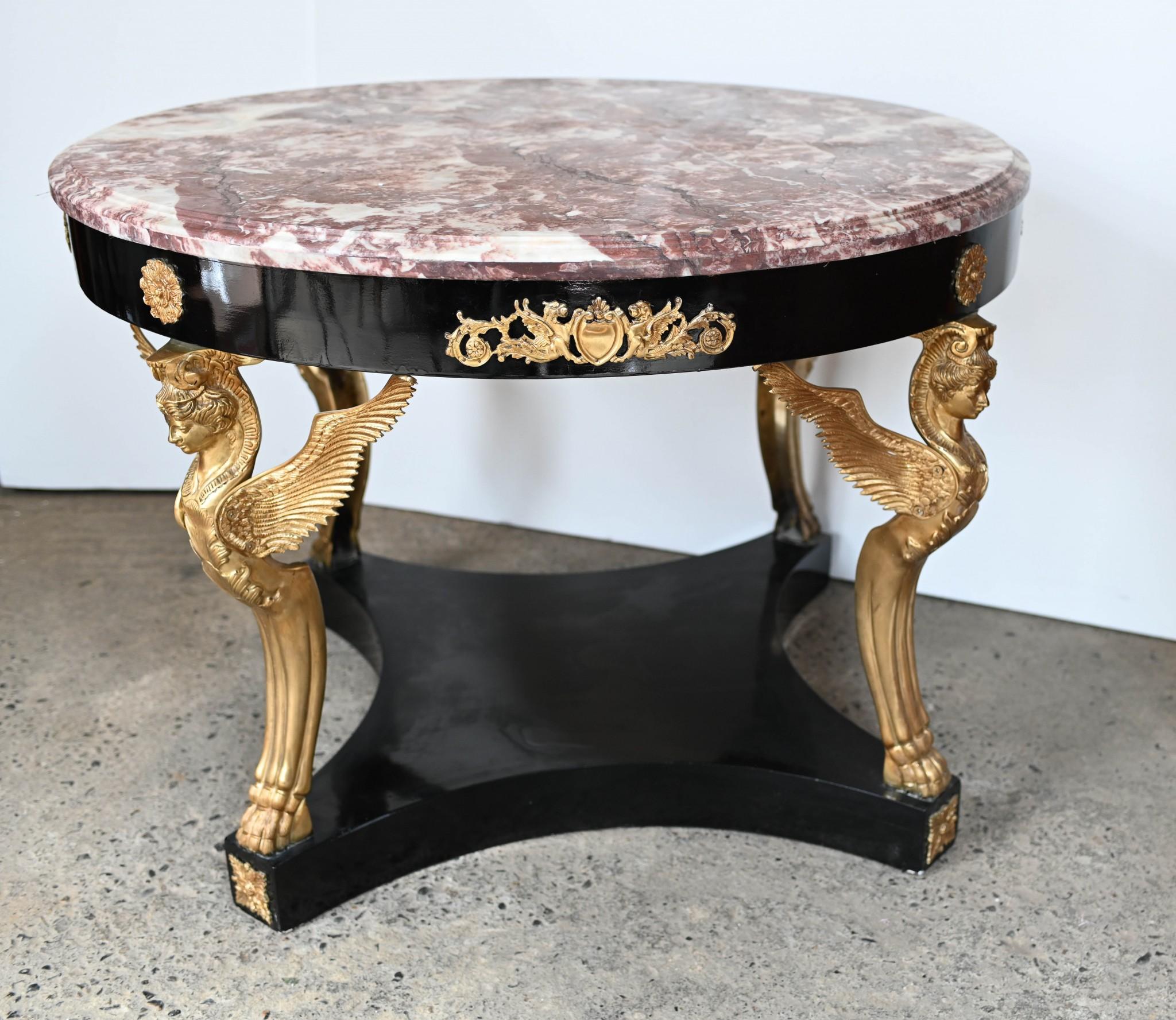 Table centrale dorée de style Empire français, pieds jeunes filles ailées en vente 2