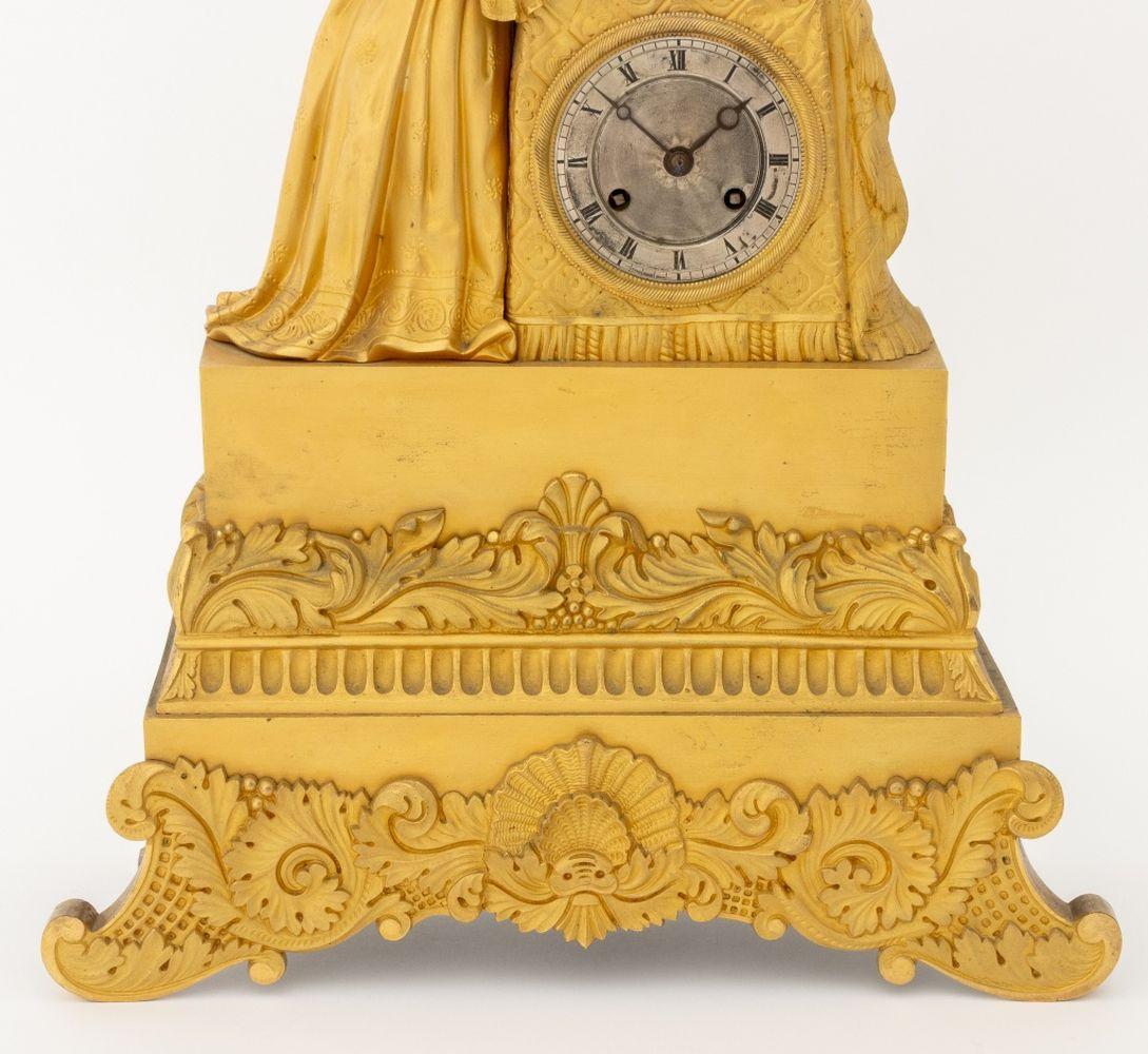 Français Horloge figurative Empire en métal doré en vente