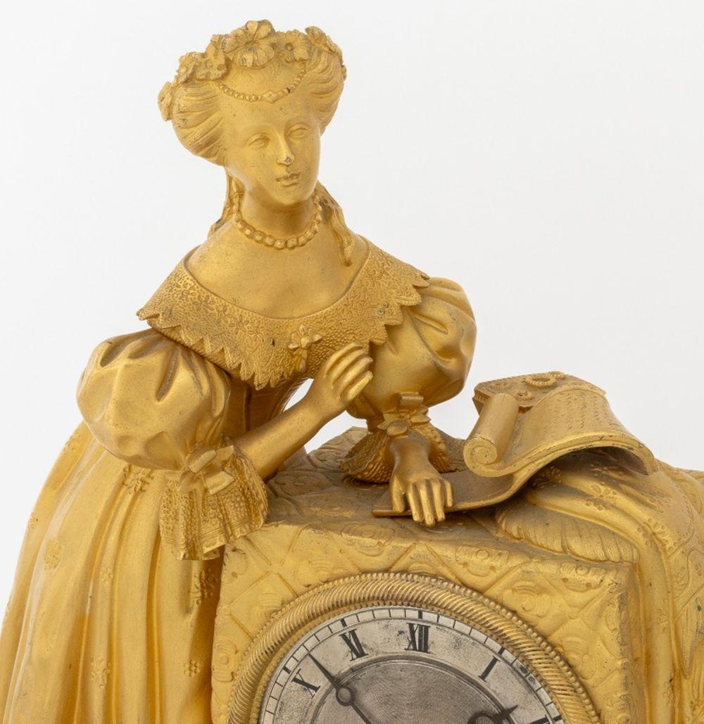 Doré Horloge figurative Empire en métal doré en vente