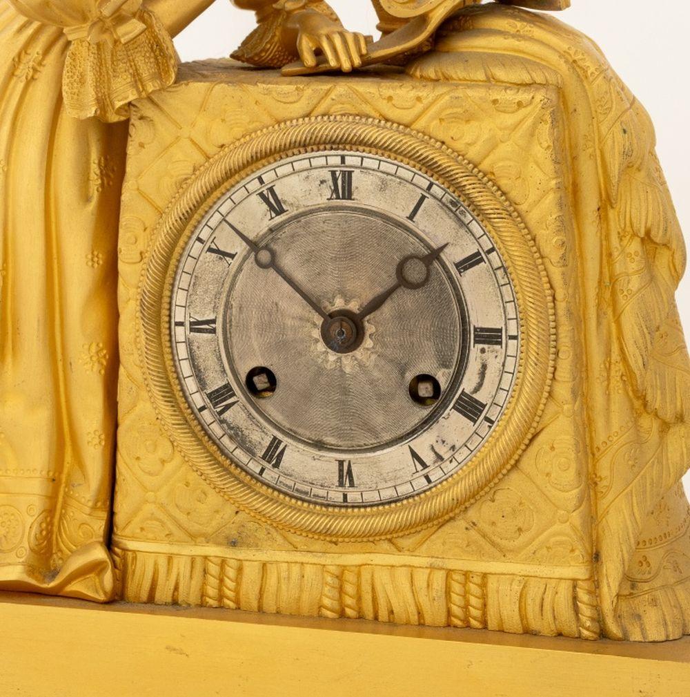 Horloge figurative Empire en métal doré Bon état - En vente à Astoria, NY