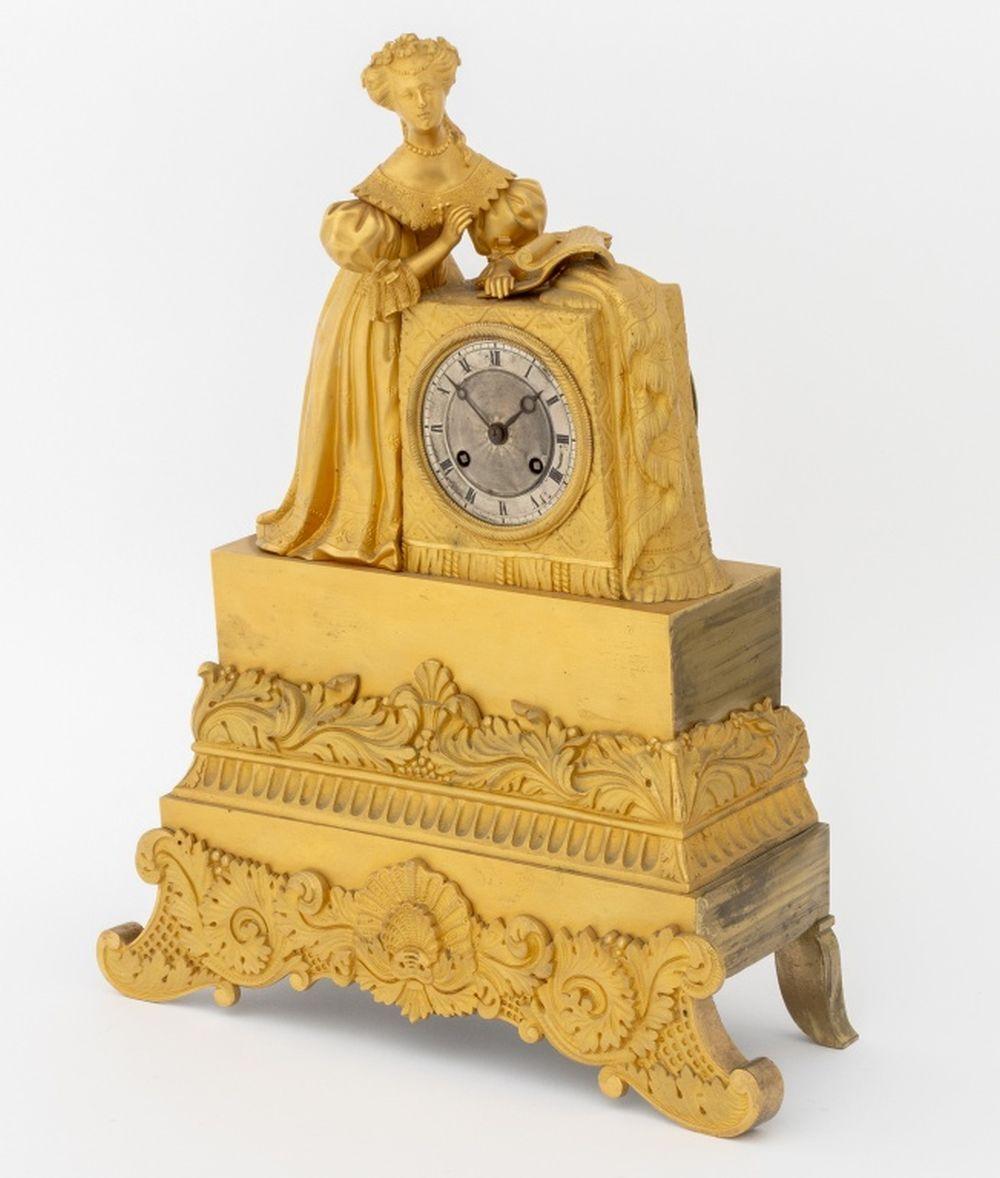 Milieu du XIXe siècle Horloge figurative Empire en métal doré en vente