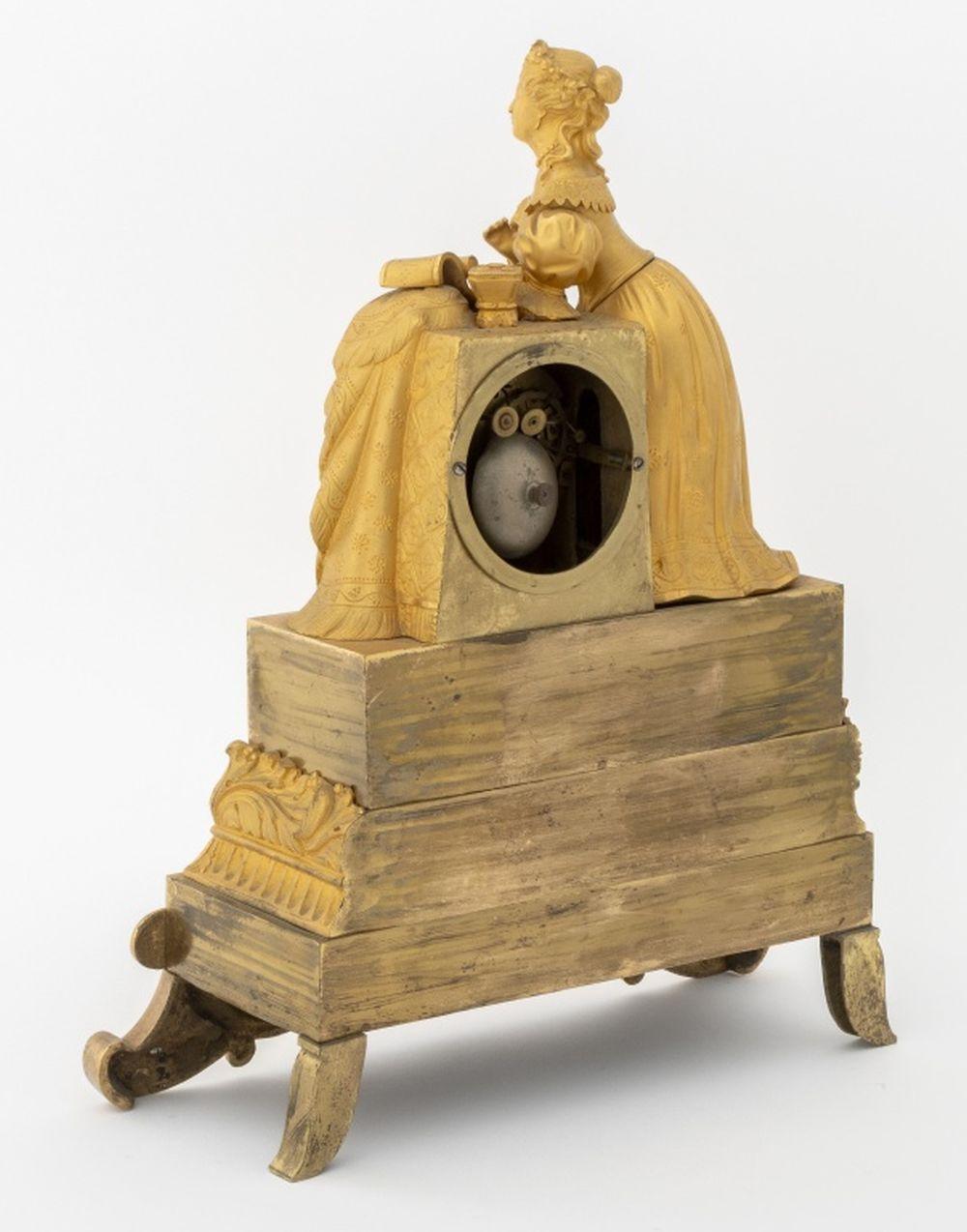 Horloge figurative Empire en métal doré en vente 1