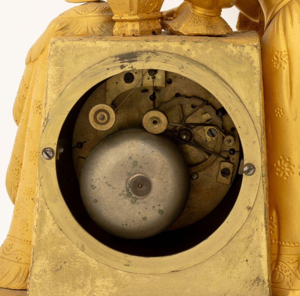 Horloge figurative Empire en métal doré en vente 2