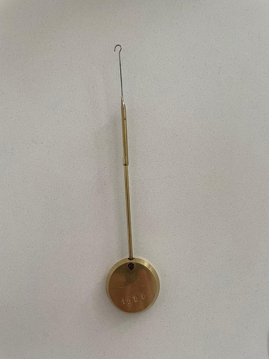 Reloj de pared chapado en oro del Imperio francés, circa 1820 Chapa en venta