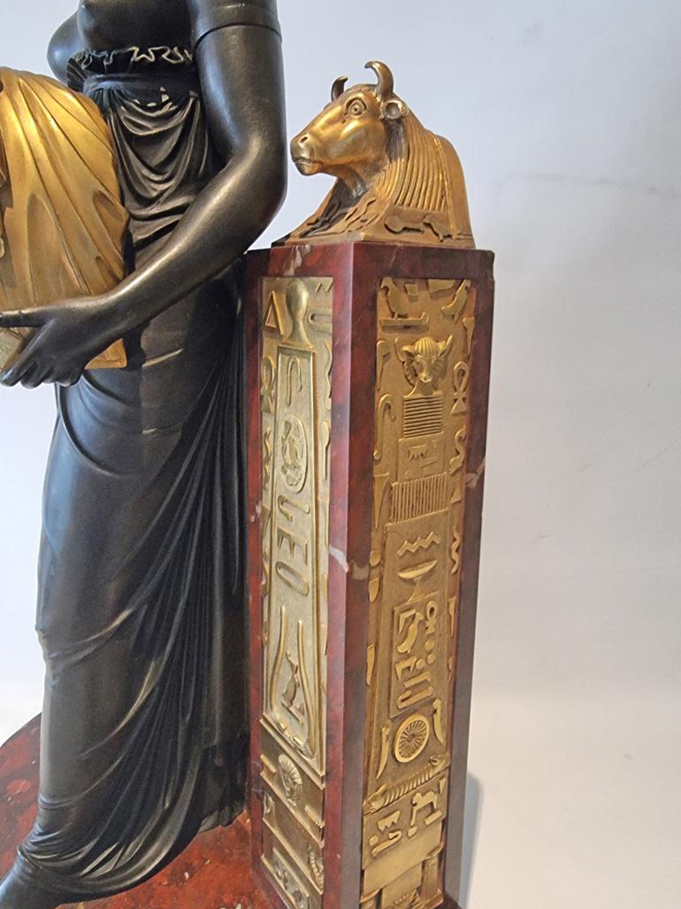 French Empire Gout d'Egypt Mantle Clock Depicting the Goddess Isis In Good Condition For Sale In London, GB