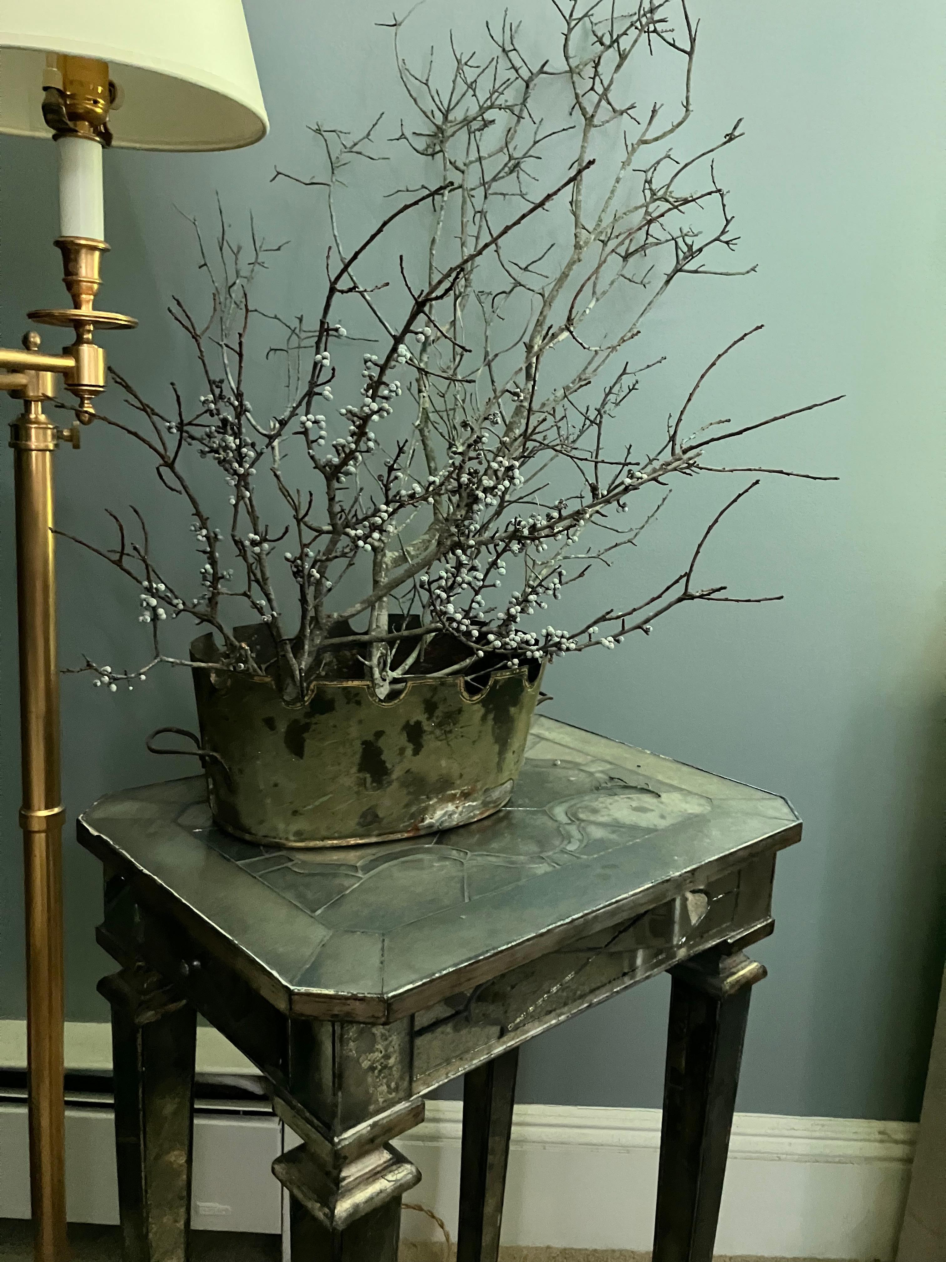 Cache-pot montieth en vert et doré de l'Empire français. Montieth/verrière Empire d'époque néoclassique à bord doré en tole peint en vert tacheté avec bord festonné et poignées. Belle forme et patine. France, 1810. 
Dimensions : 10