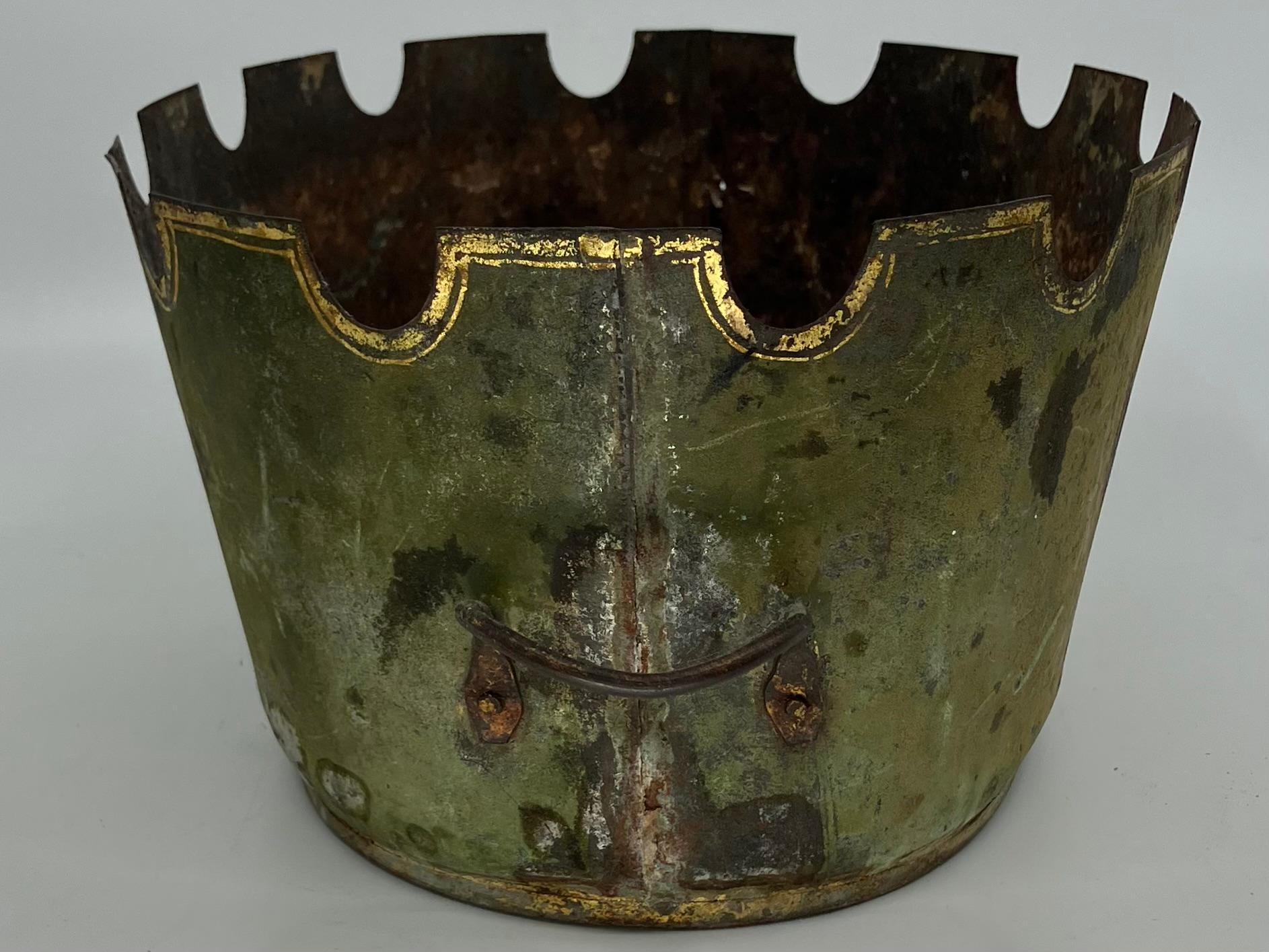 Métal Cache pot Montieth Empire français vert et doré en vente