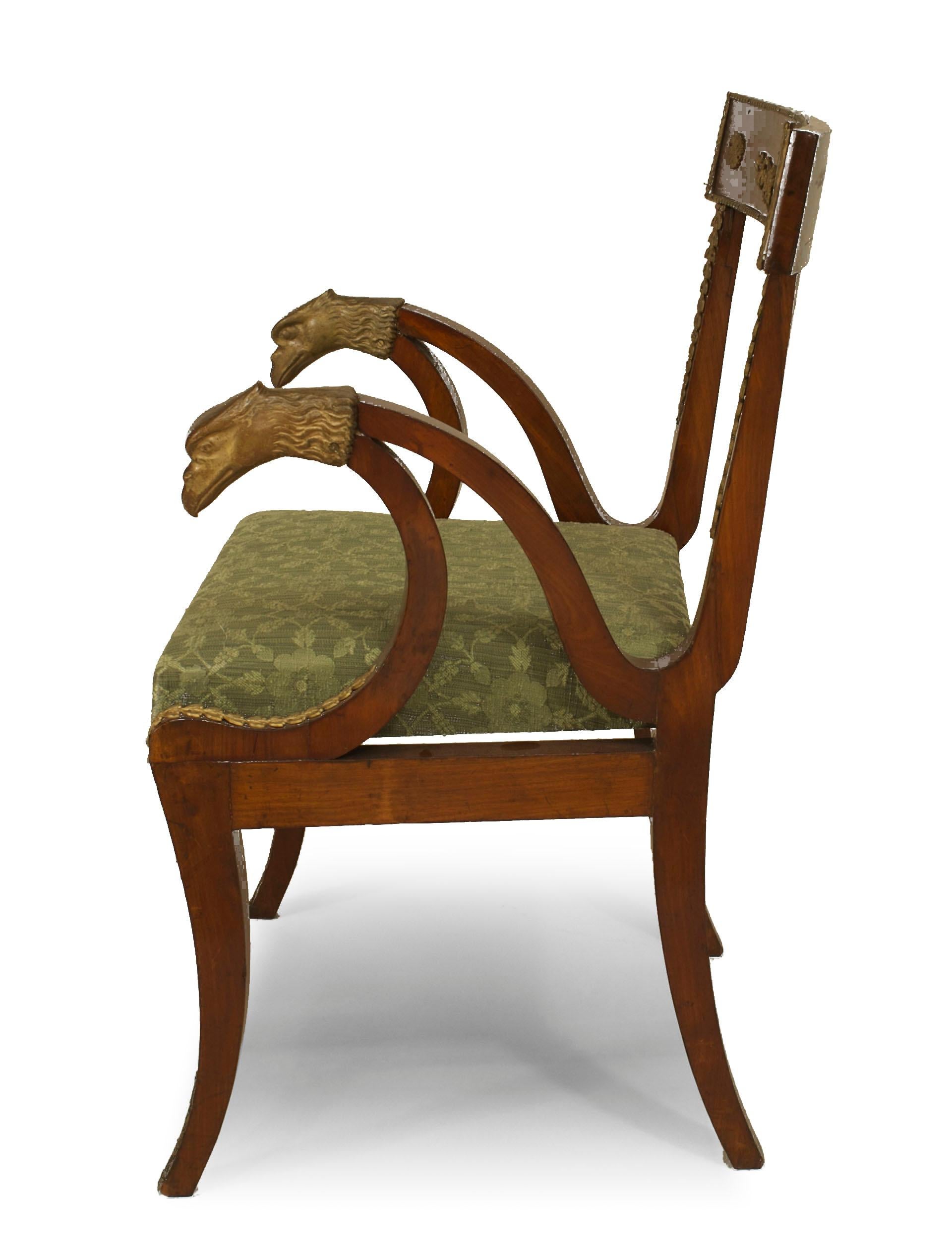 Paar französische Empire-Sessel (19. Jh.) aus Mahagoni mit Bronzeverzierung und Adlerköpfen mit grünem Sitz.