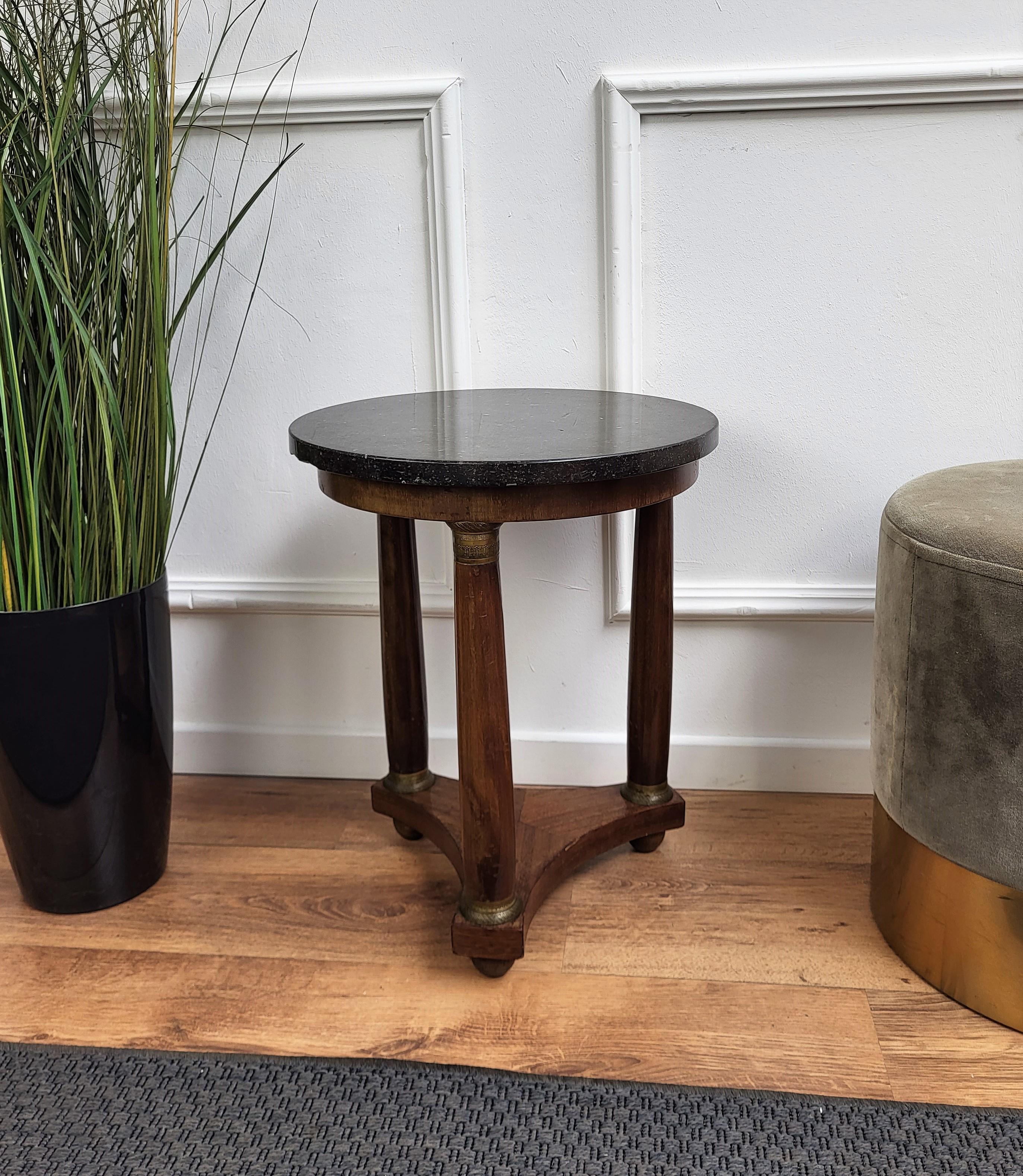 French Empire Gueridon Side Table with Tripod Columns Brass and Marble Top In Good Condition For Sale In Carimate, Como