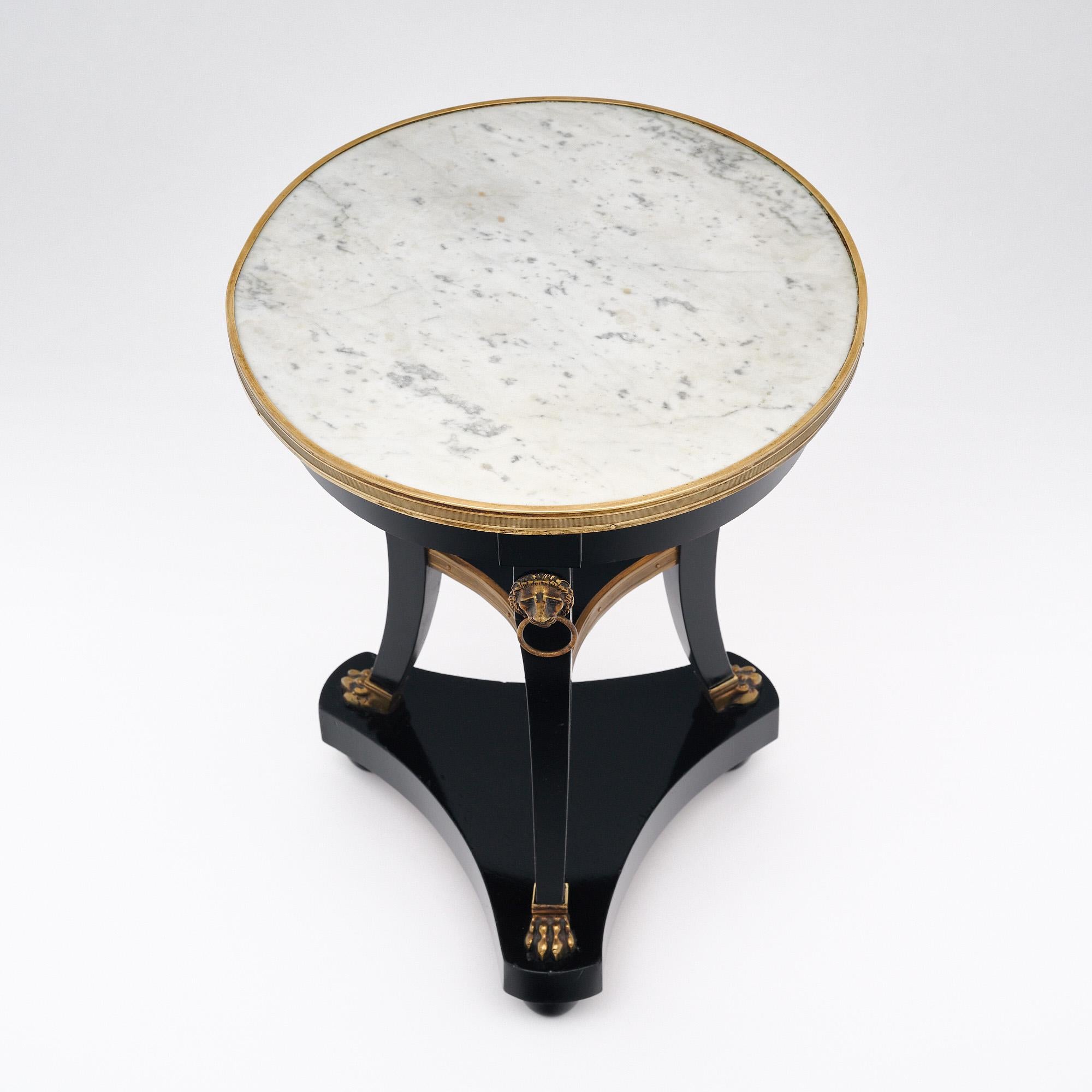 Table d'appoint de style Empire français. Cette pièce est fabriquée en acajou ébonisé et finie avec une finition polie à la française très brillante. Le 