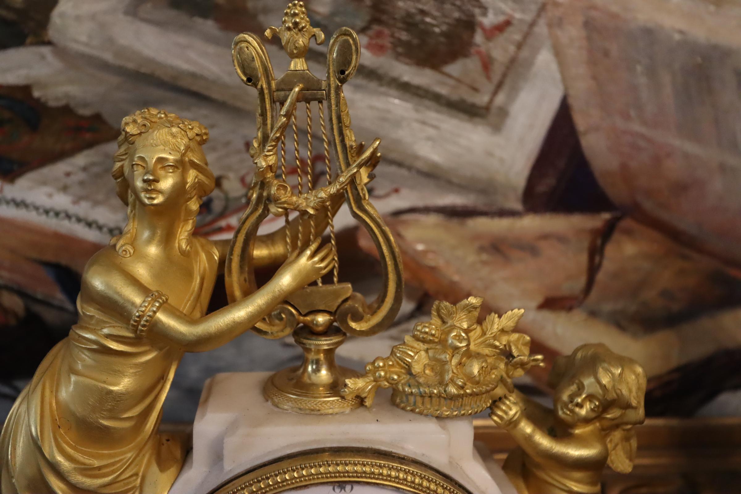 Französische Empire-Tischuhr aus Bronze mit Guilt auf Marmor, um 1820 im Angebot 1