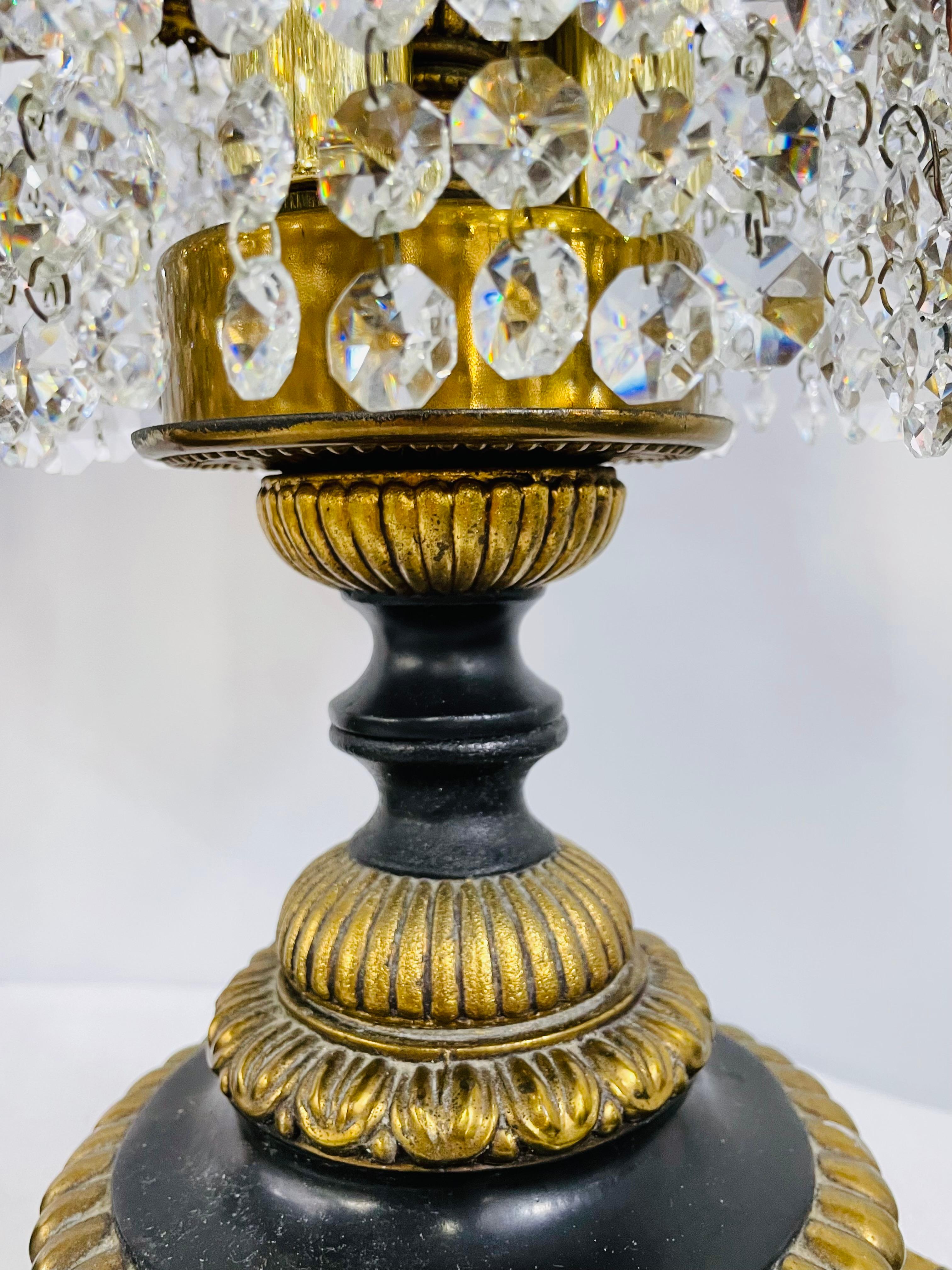 Paire de lampes de bureau françaises Empire Hollywood Regency en bronze et cristal en vente 3