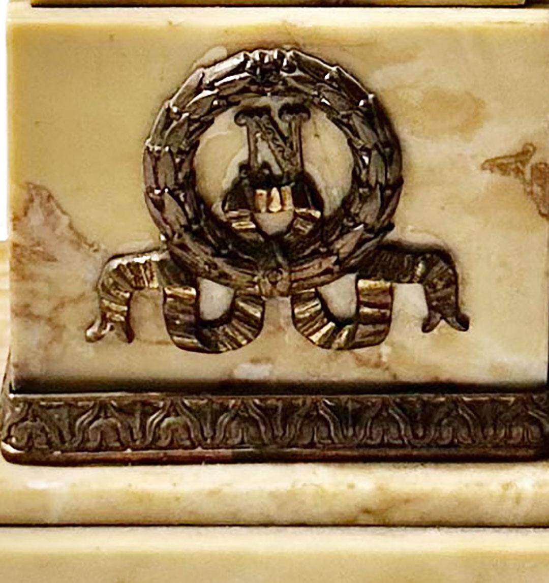 Français Urne Empire français en bronze  en vente