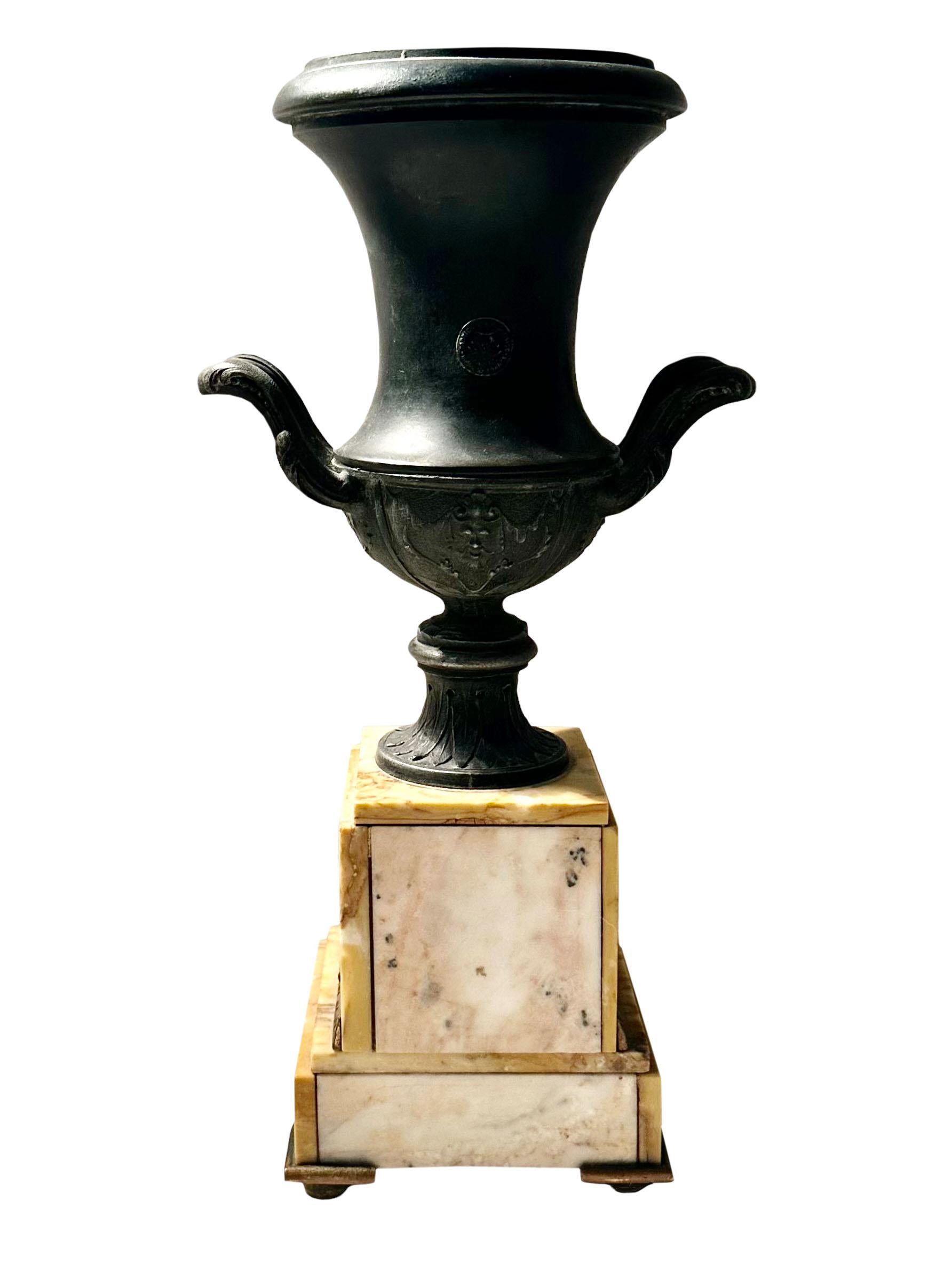 Französische Empire-Urne aus Bronze  (Mittleres 19. Jahrhundert) im Angebot