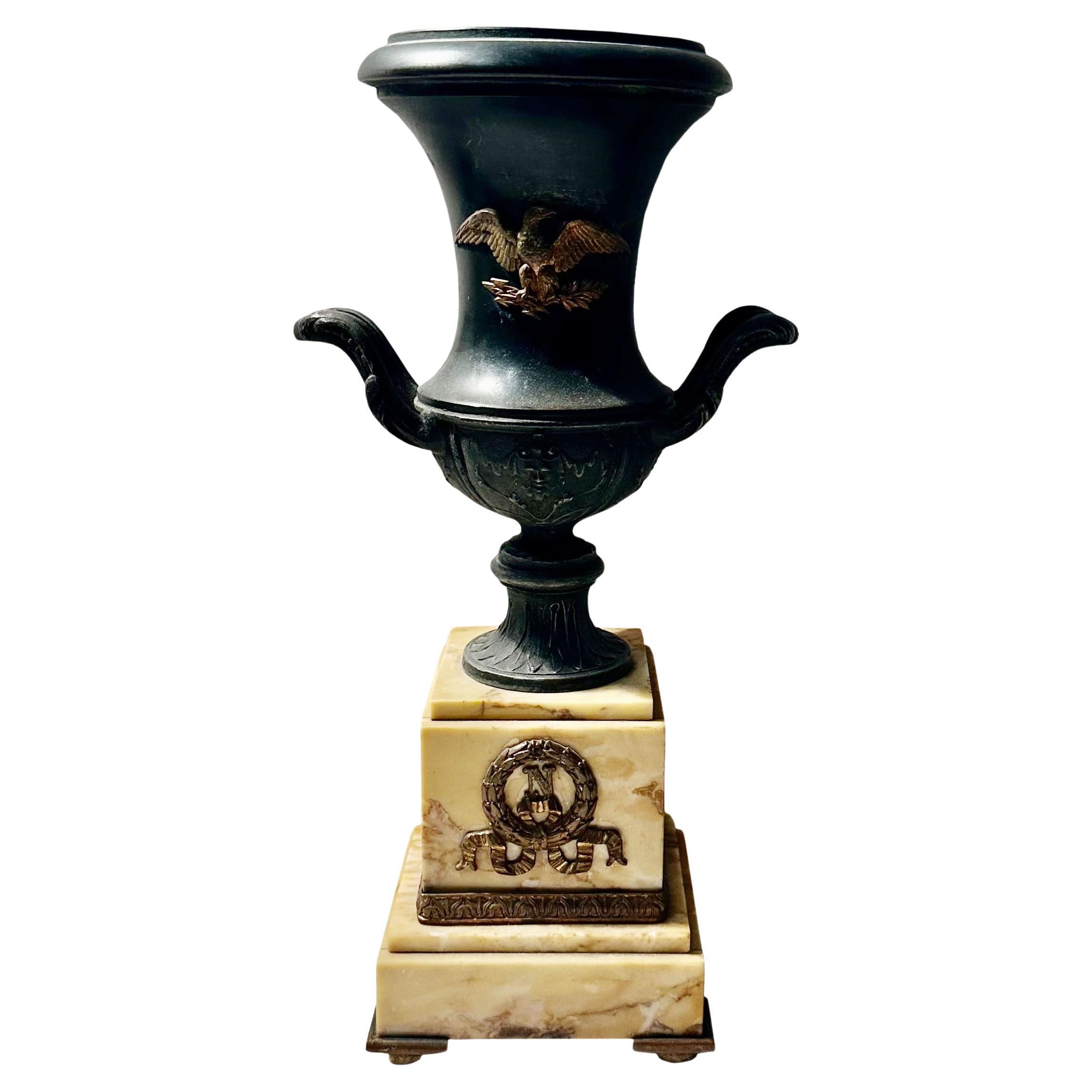 Französische Empire-Urne aus Bronze  im Angebot