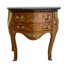 Petite commode à tiroirs de style Empire français Louis XV