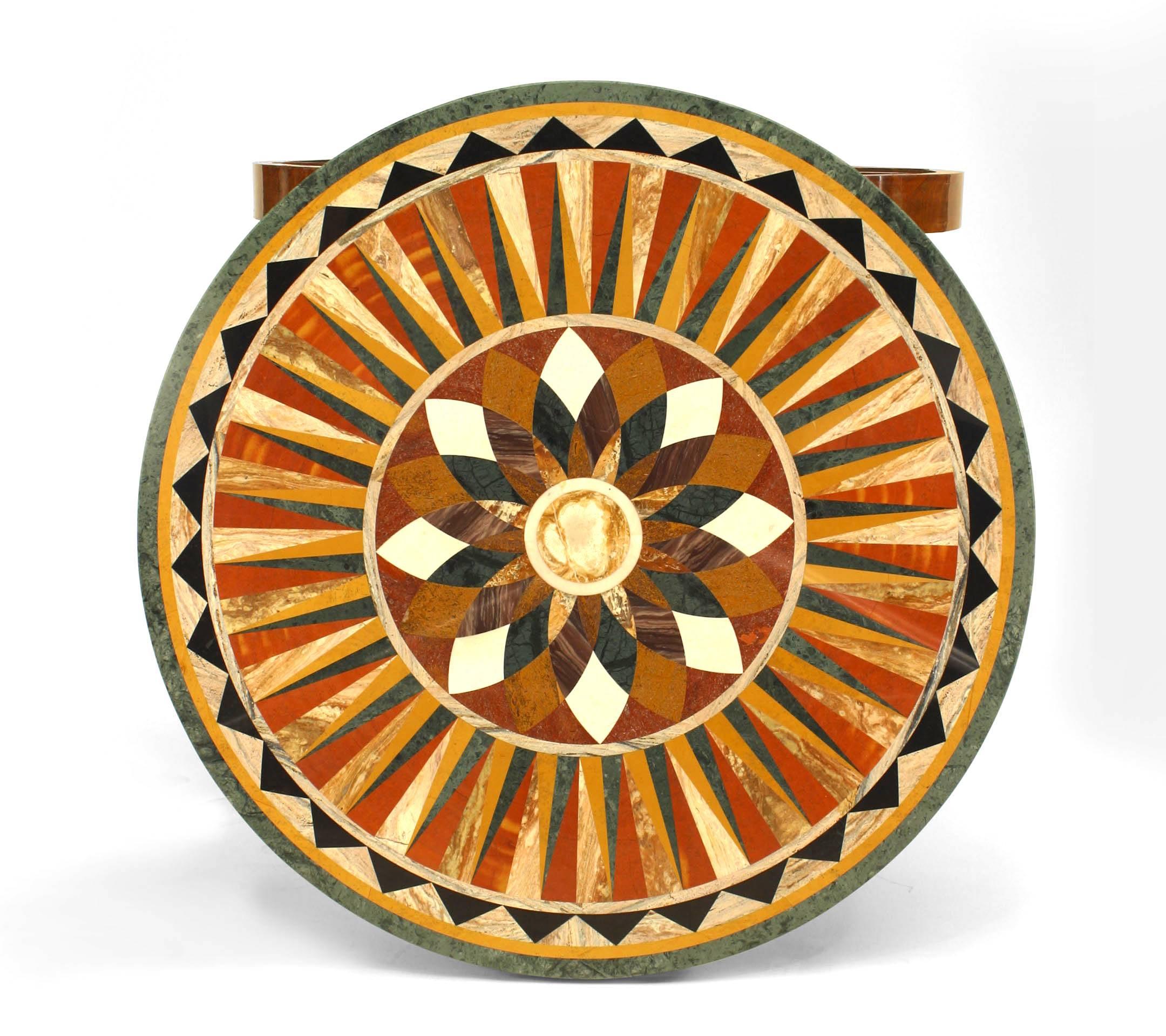 Runder Tisch im französischen Empire-Stil (19. Jahrhundert) aus Mahagoni und Bronze mit einer Platte aus eingelegtem Marmor, die auf einem Sockel ruht.
