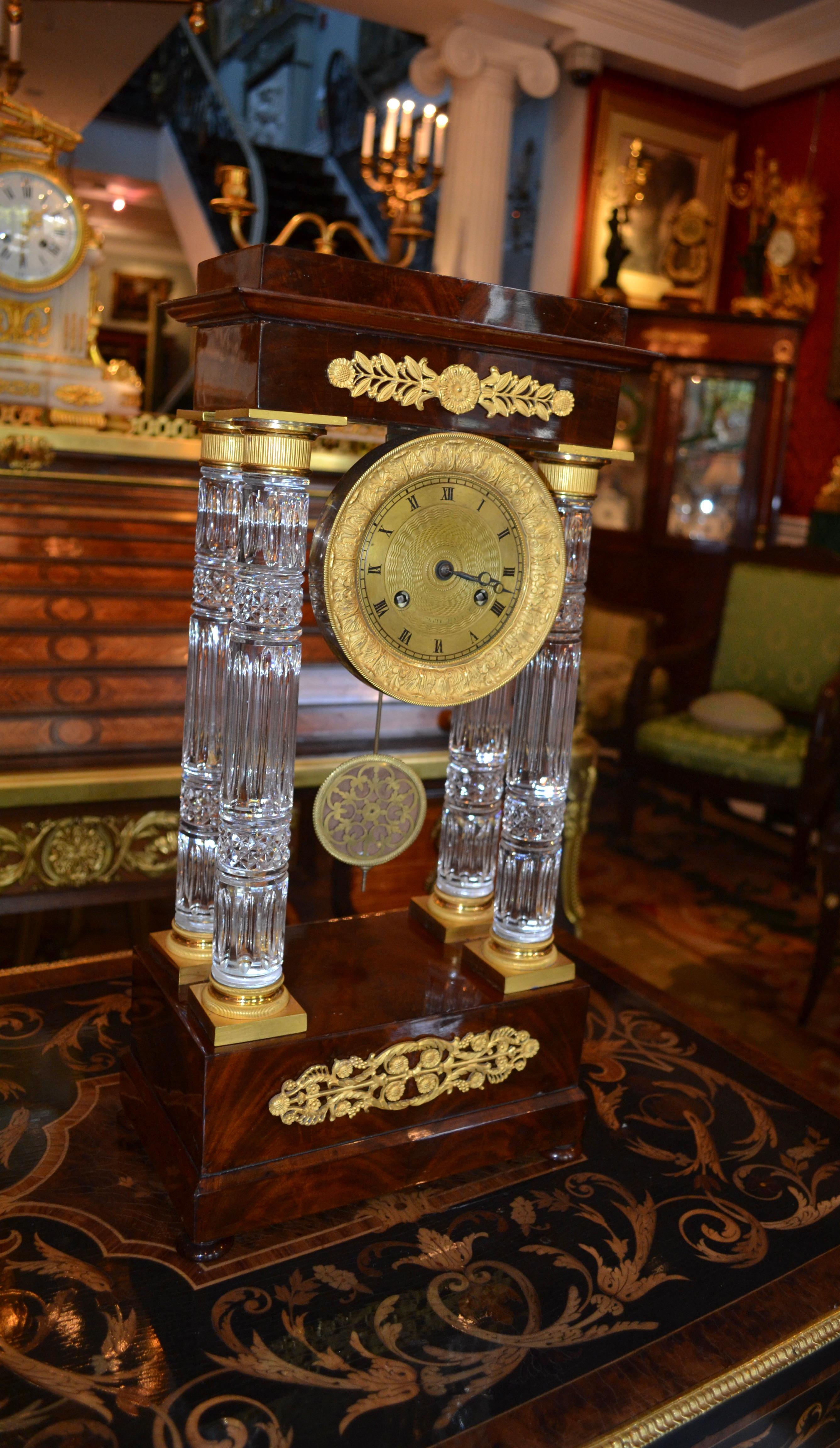 Horloge Portico Empire française en acajou et cristal taillé à colonnes en vente 3