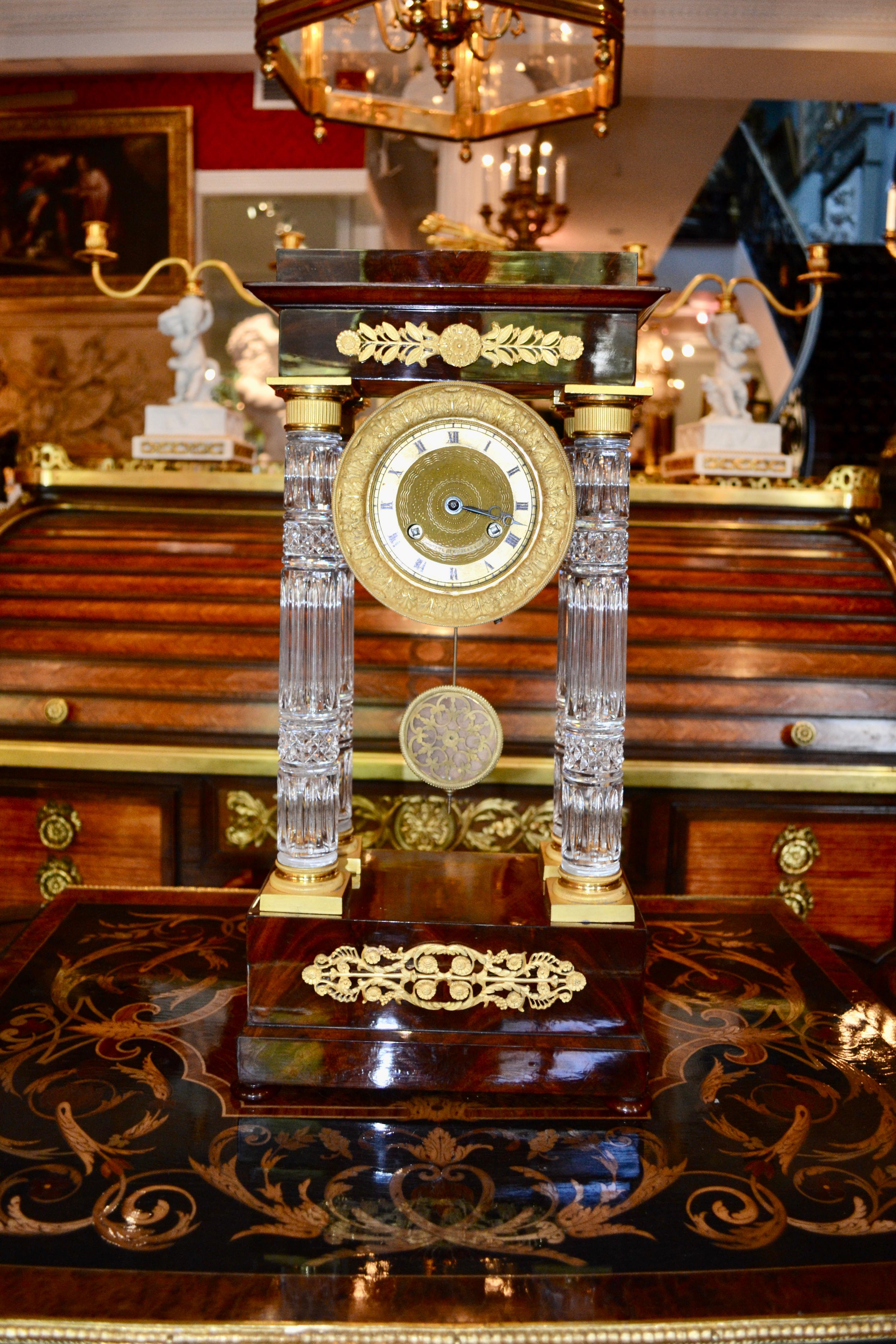 Horloge Portico Empire française en acajou et cristal taillé à colonnes en vente 4