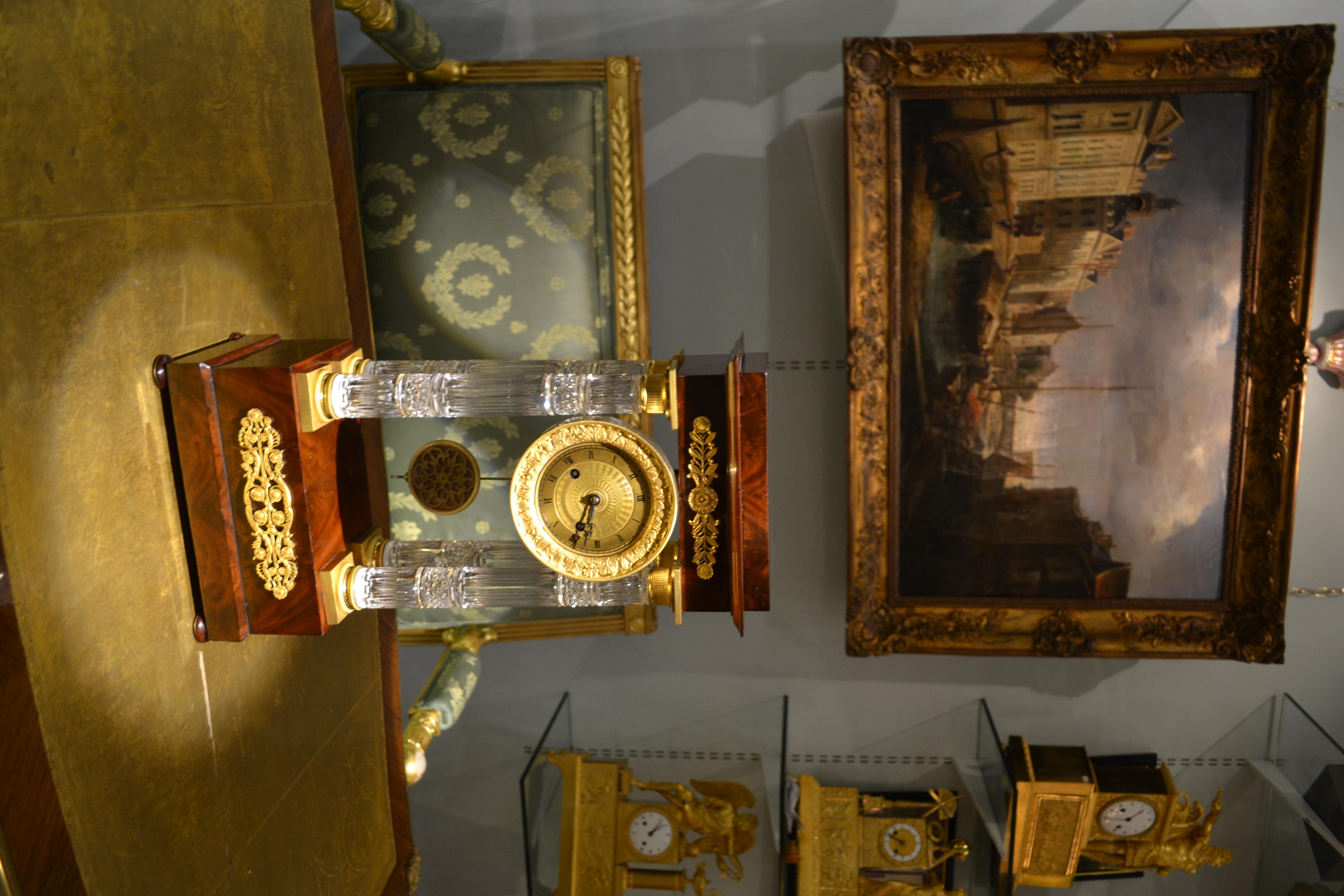 Horloge Portico Empire française en acajou et cristal taillé à colonnes en vente 5