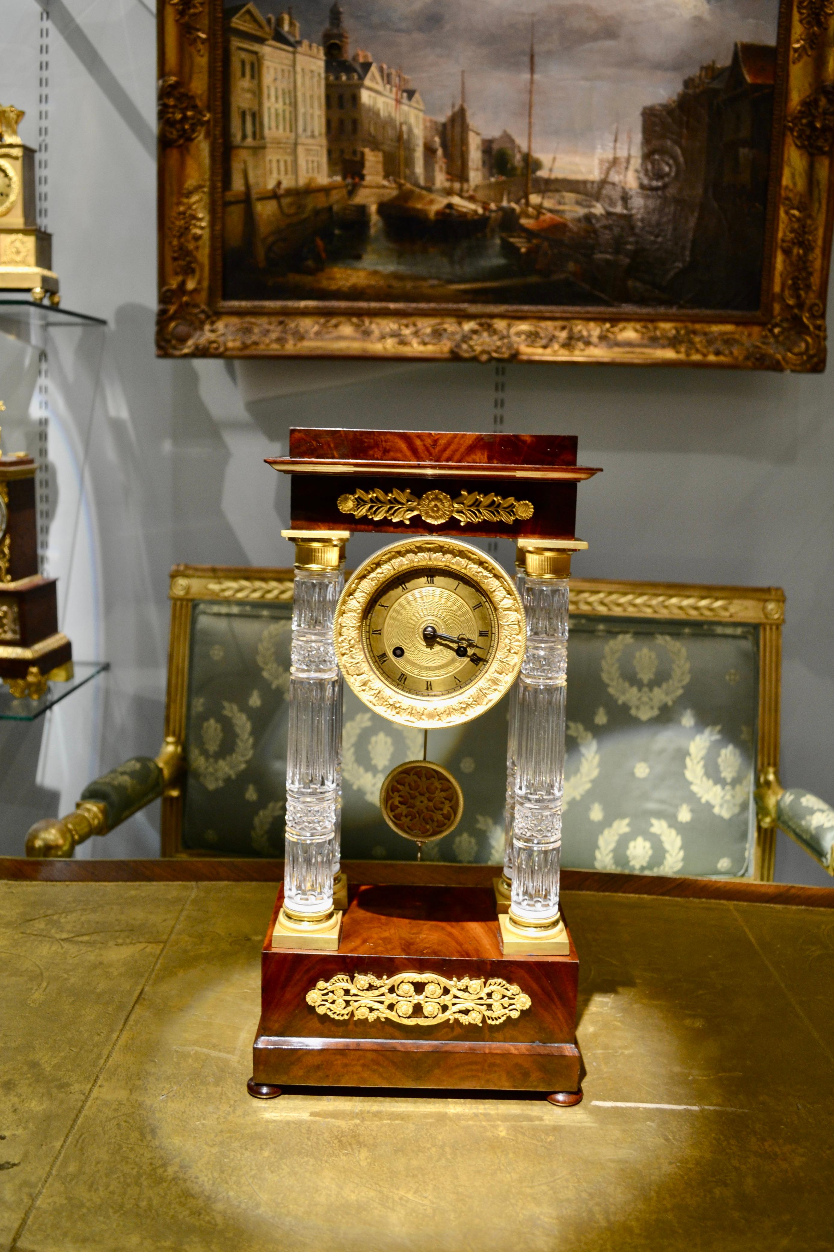 Horloge Portico Empire française en acajou et cristal taillé à colonnes en vente 6